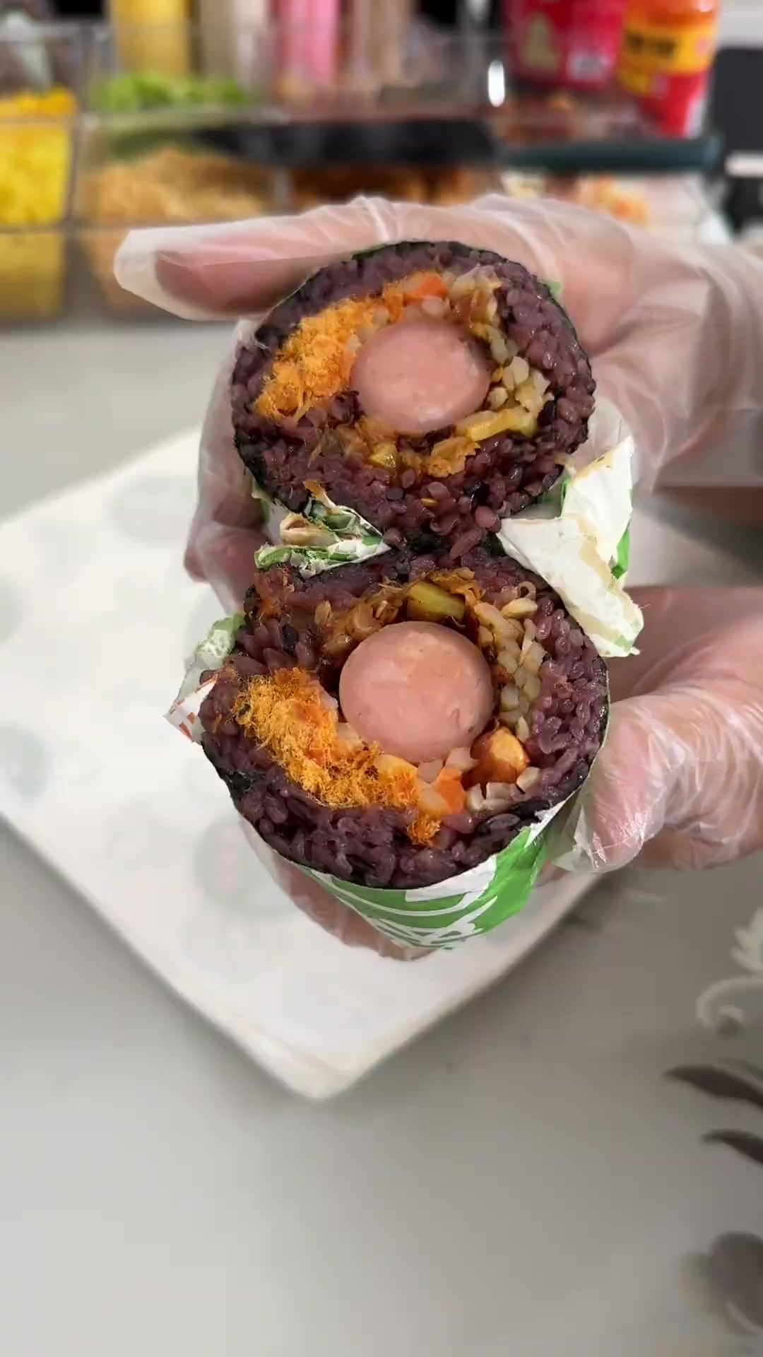 紫米饭团包法教学：教你做咸口烤肠饭团！