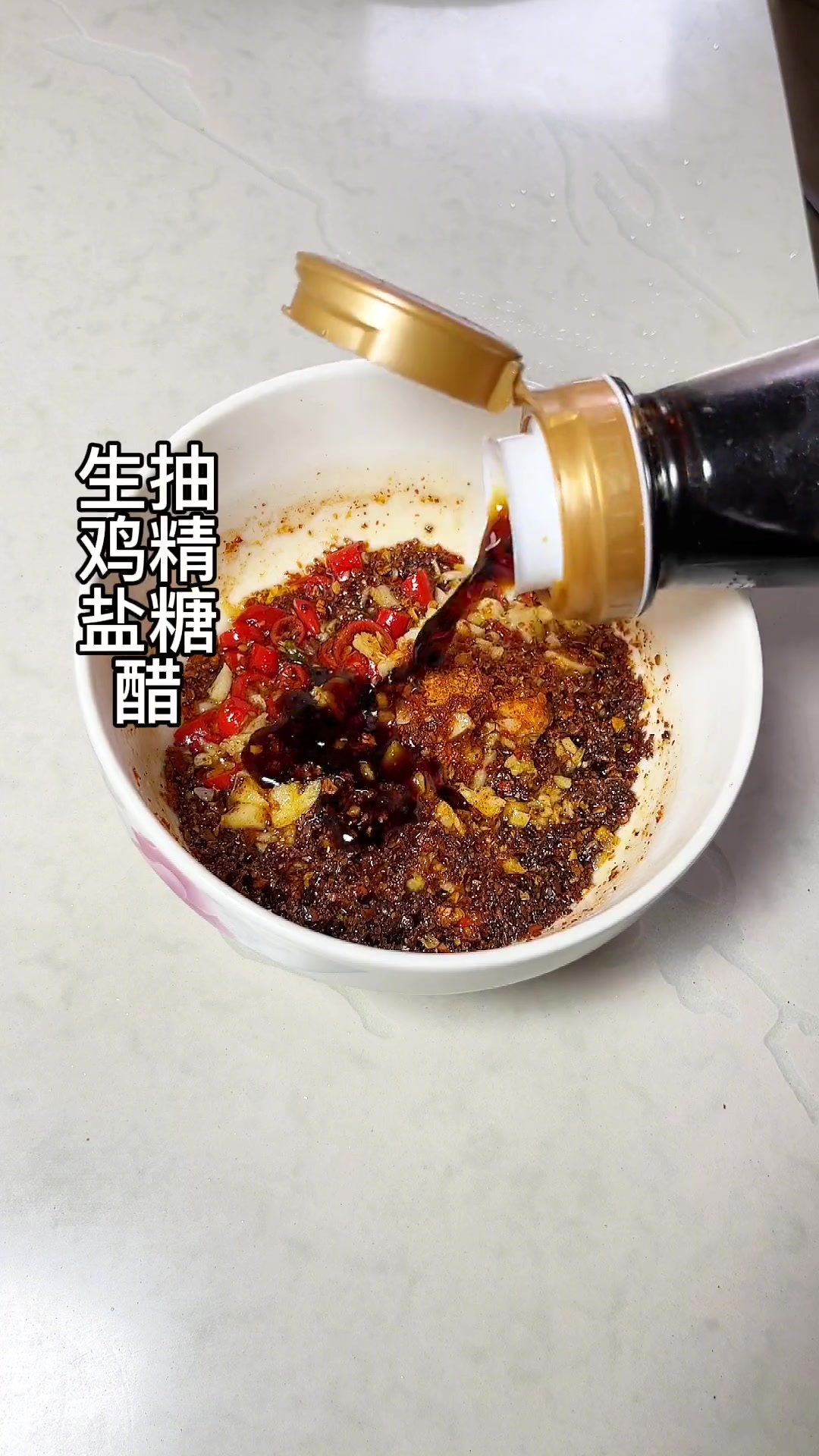 天气越来越热了,凉菜拌起来!这个鸡蛋干怎么做都好吃,又软又嫩!