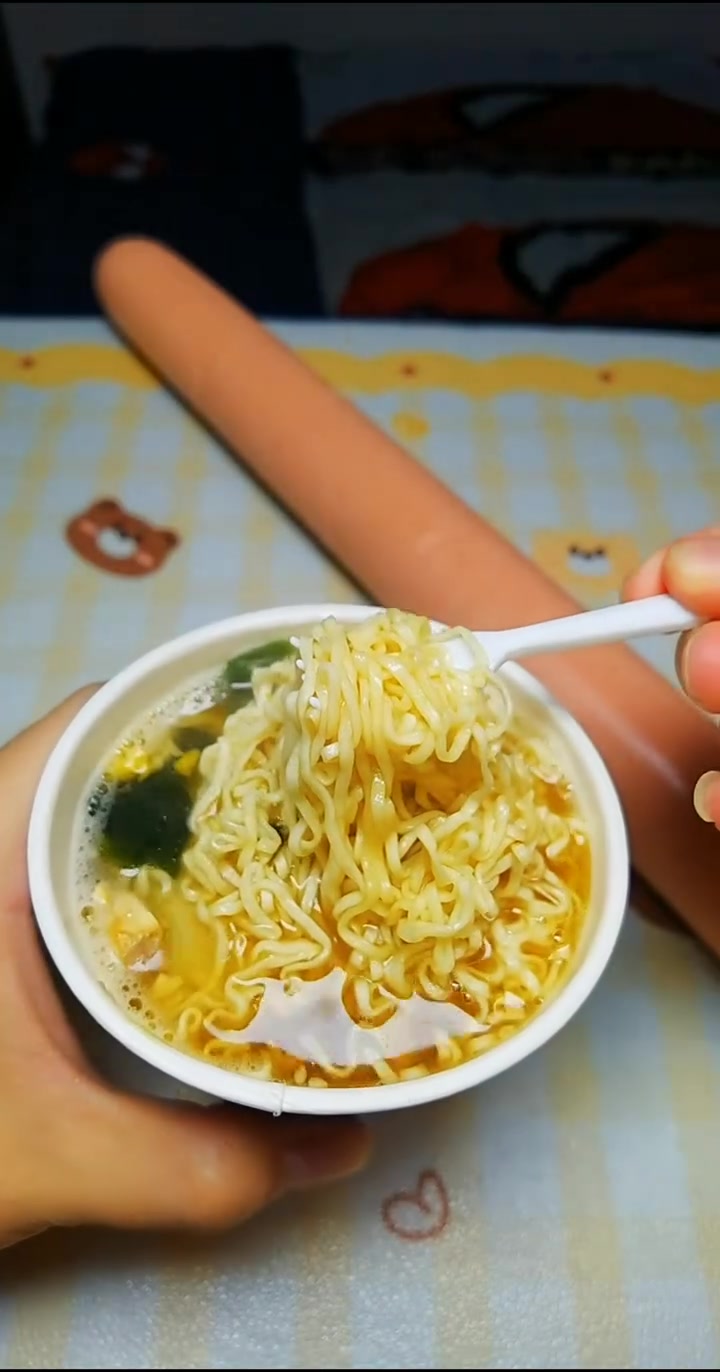大泡面,小香肠,泡面公仔面配火腿肠