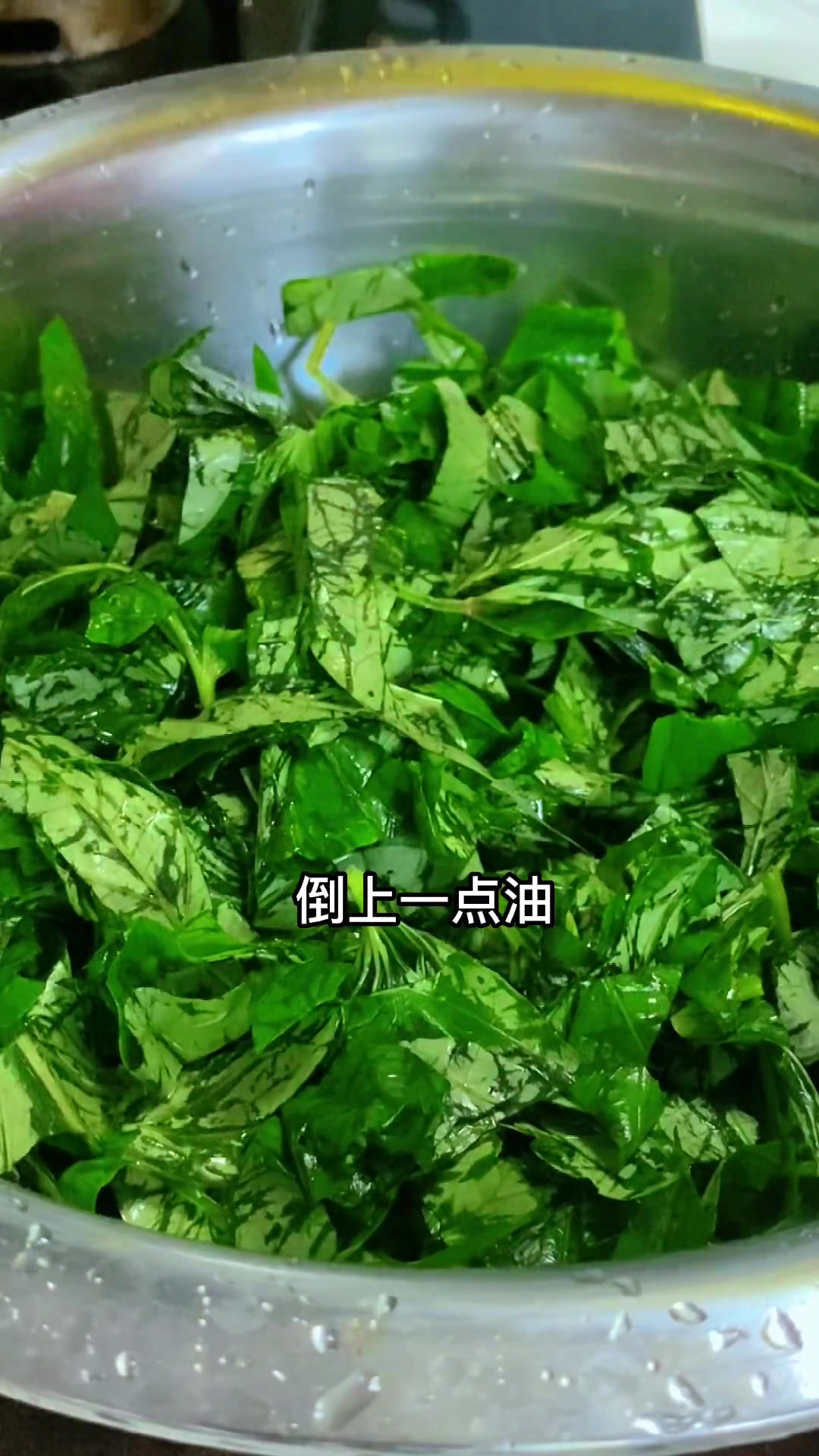 下雨天没买菜，做红薯叶窝窝头，满是童年回忆