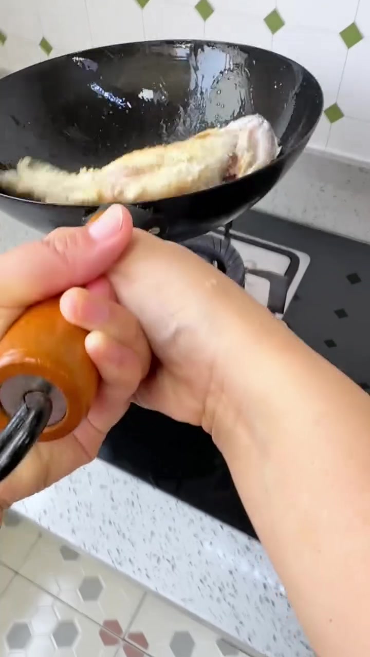 今天中午做了小朋友爱吃的蒜香烤鱼、杨枝甘露