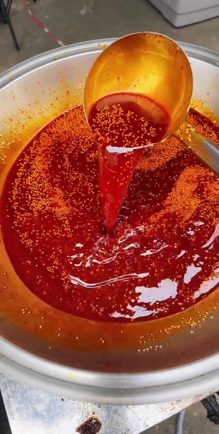 凉皮红油制作：菜籽油及多种配料的使用步骤