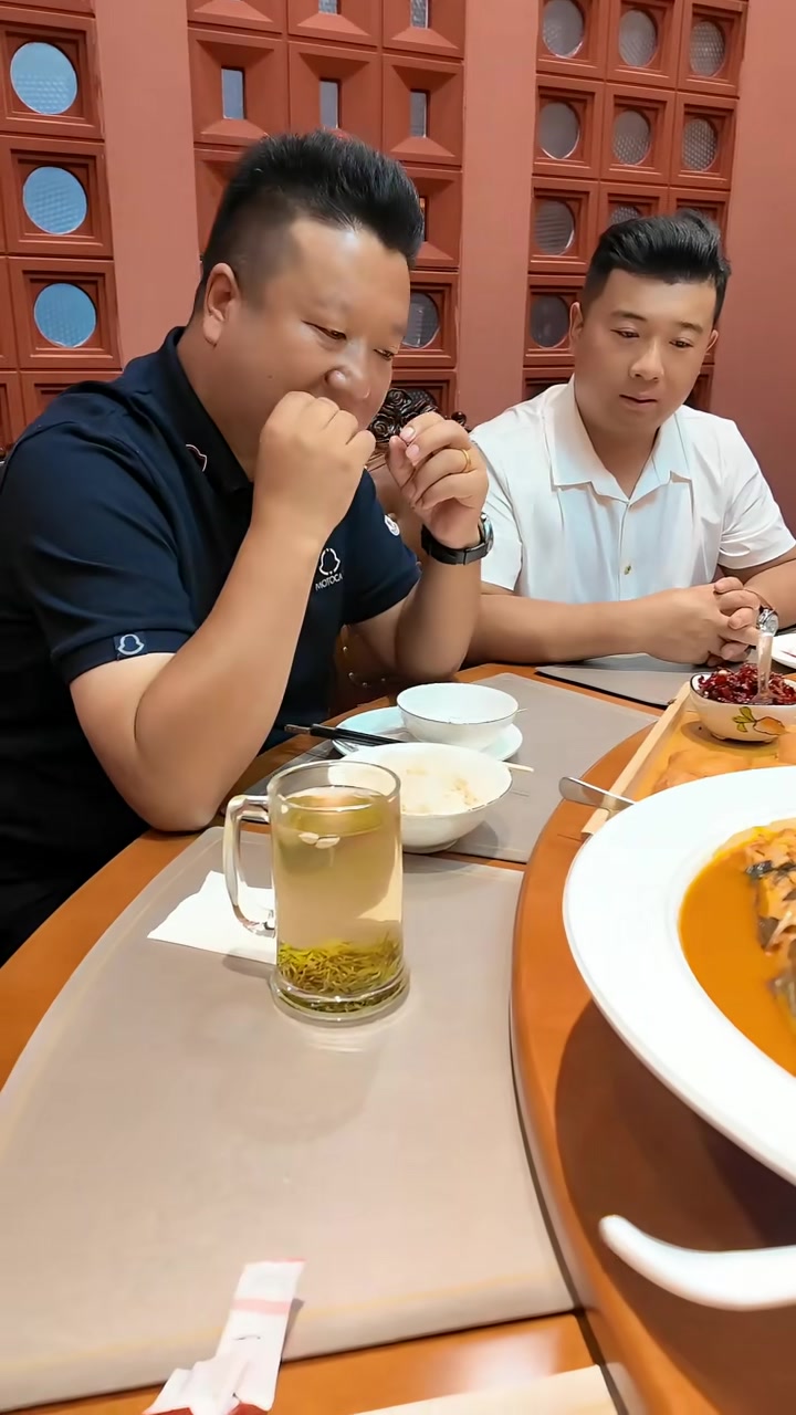 每一道新的菜品，从研发到上桌，需要严格把关，多次品尝，色香味达到合格才可以上桌