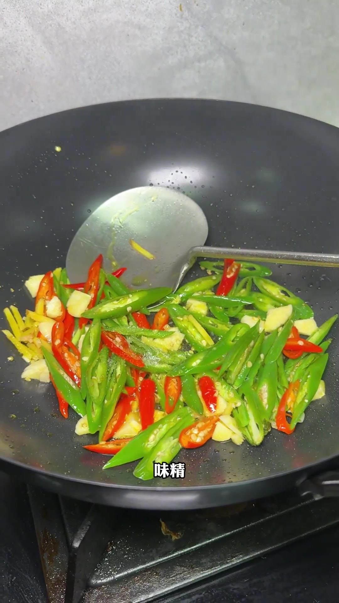 青椒炒脆骨超精致，烟熏食材好好吃！