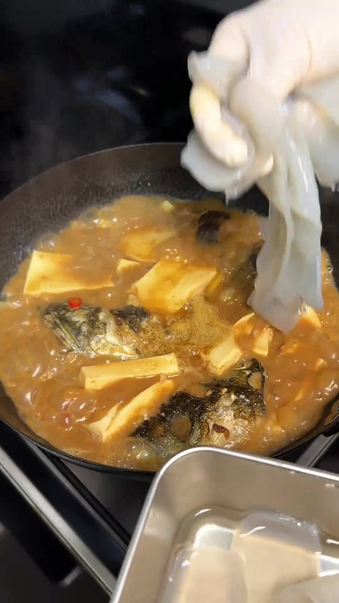 今天烧了鱼头滚豆腐，加了粉皮滑溜溜，口感真好