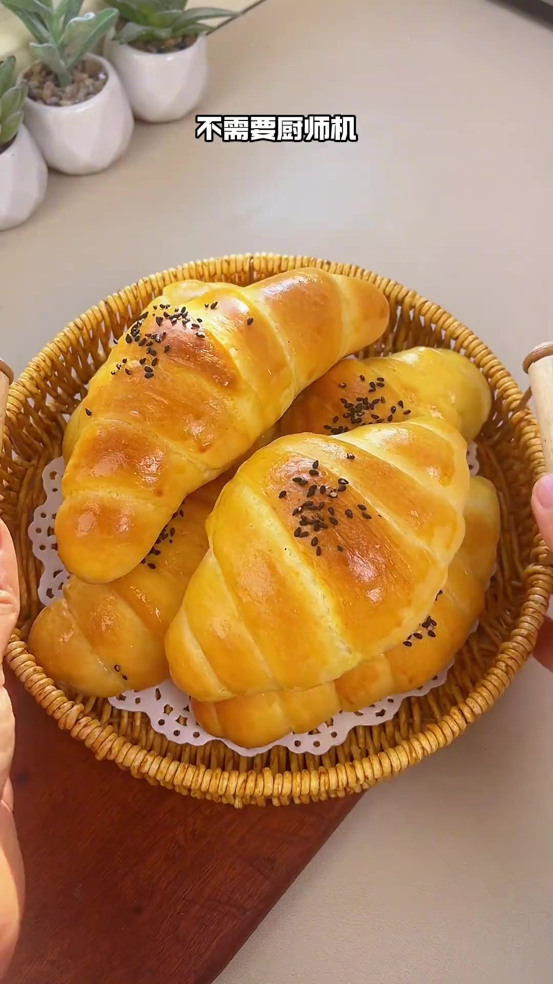 不用费力揉面，不用厨师机新手小白也能一次成功的牛奶面包卷，松软拉丝巨好吃，家里有空气炸锅烤