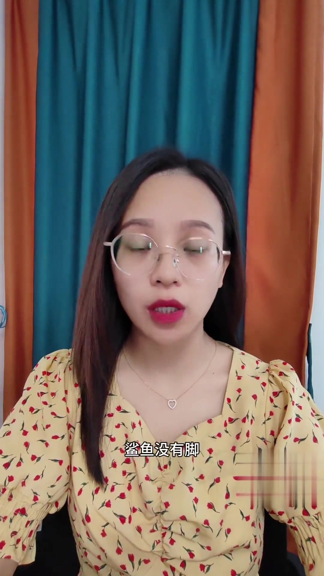 大鲨鱼被困哭了,众人想办法帮它长出脚出去玩