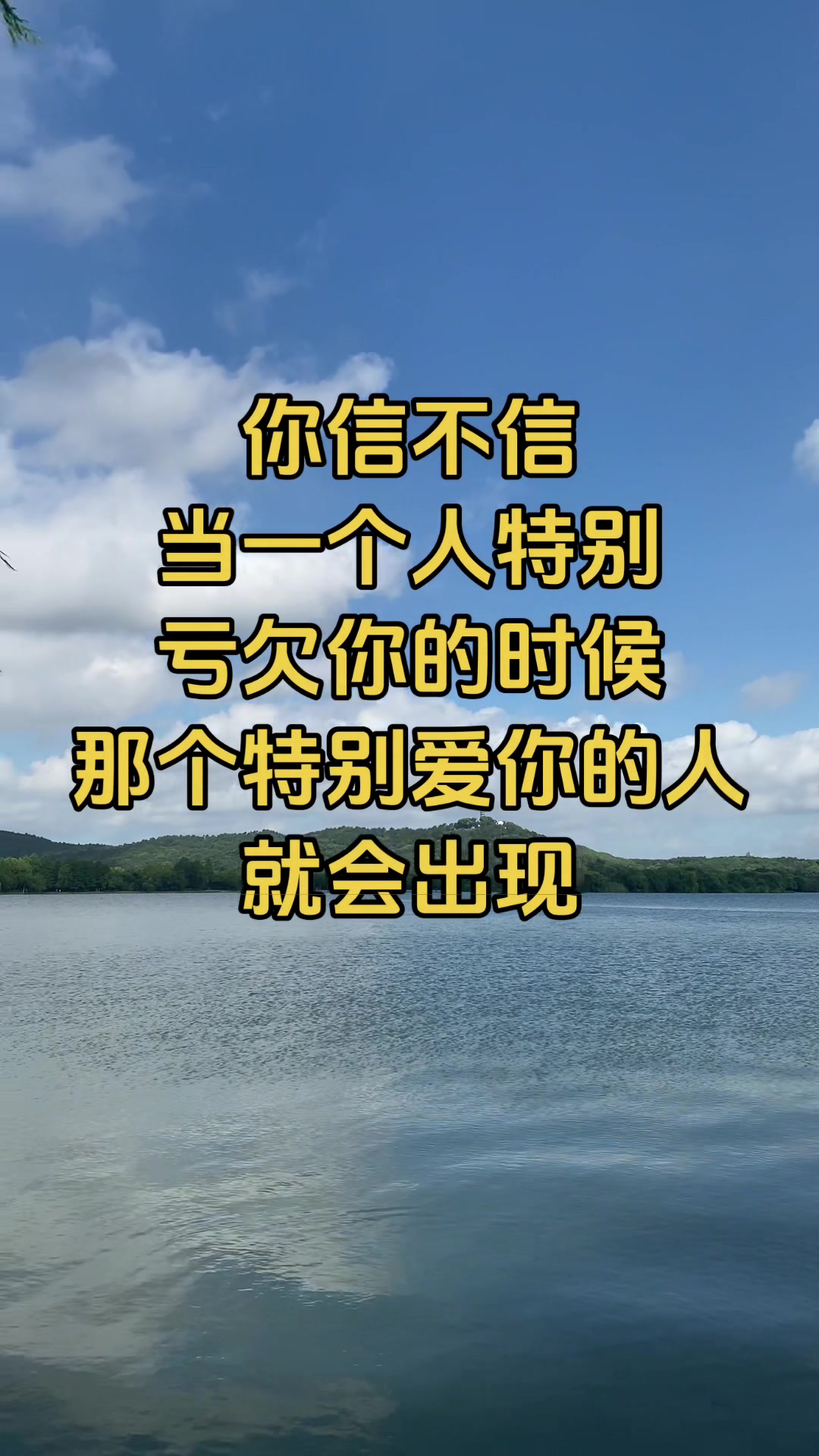 我一定要努力挣钱刚岗在逛街看到一男一女 两个人喝一杯奶茶你一