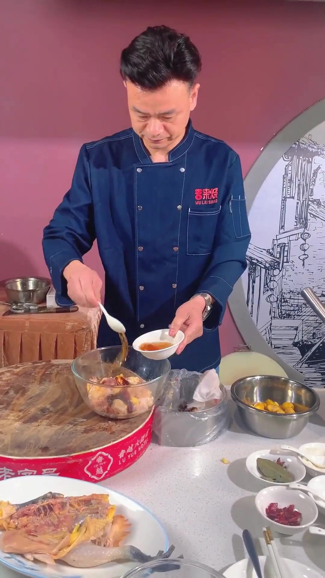 这道板栗烧鸡色泽红亮，鸡肉鲜嫩多汁，板栗软糯甜美。与鸡肉的鲜嫩相互融合，口感丰富，整道菜肴