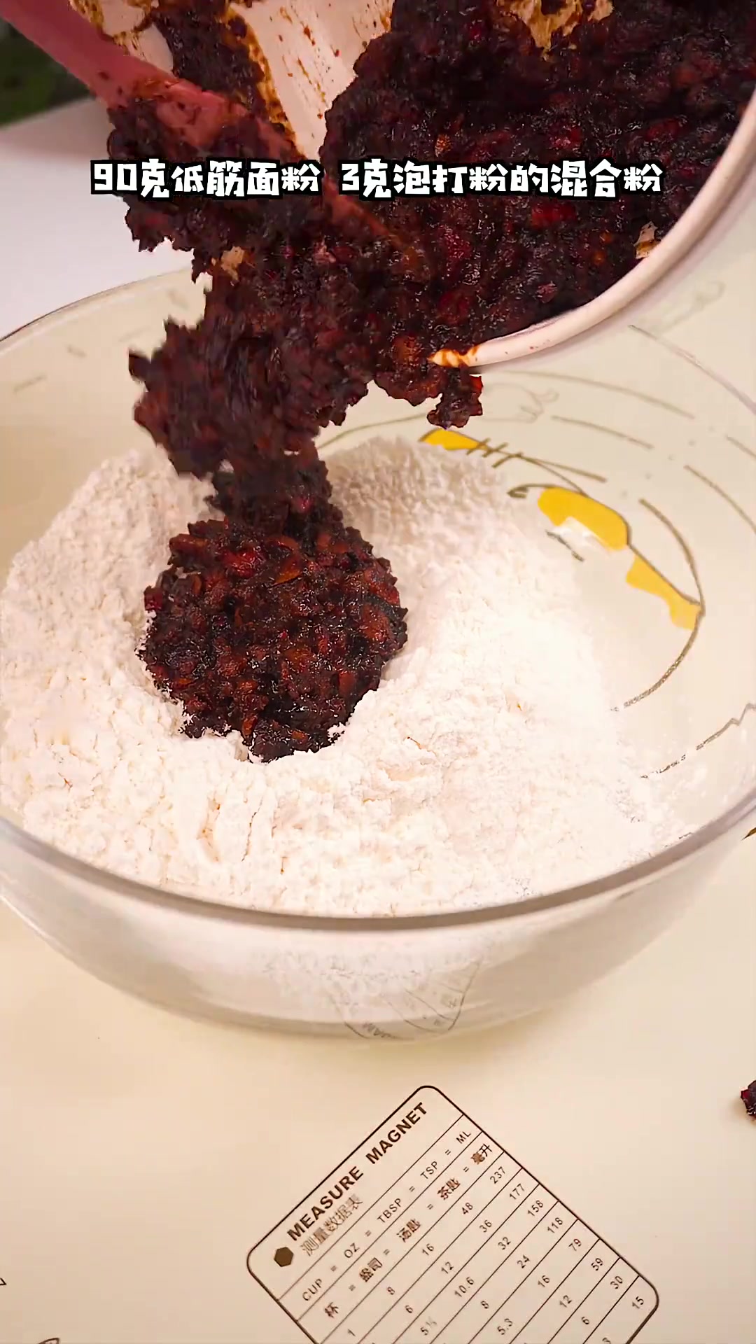 搅拌即得松软香甜低脂红枣蛋糕,一看就会