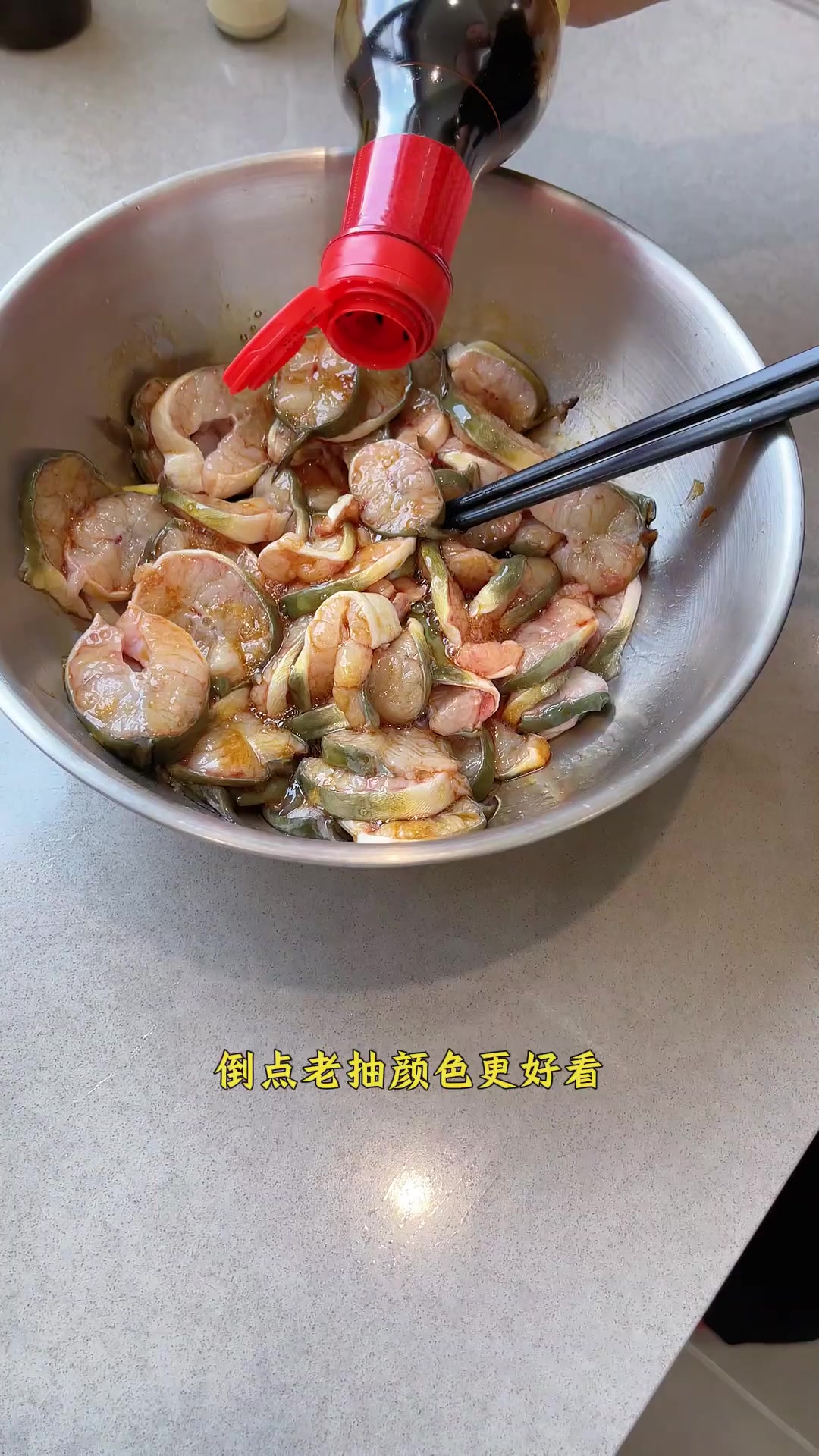 梅干菜蒸河鳗蒸起来太香太好吃了，连梅干菜吃起来都非常鲜，温州人非常喜欢吃这样吃，好吃又简单