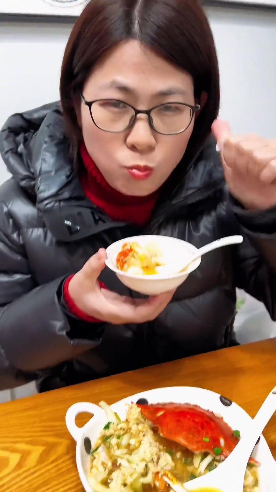 今天给儿媳妇做一道舟山家常菜花菜蟹羹，鲜美可口，巨好喝