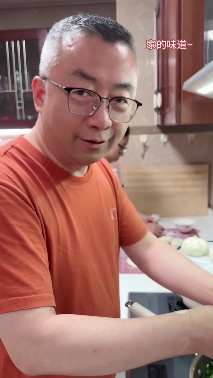 我们家韭菜大包子的制作流程，从和面到拌馅，全程详细记录