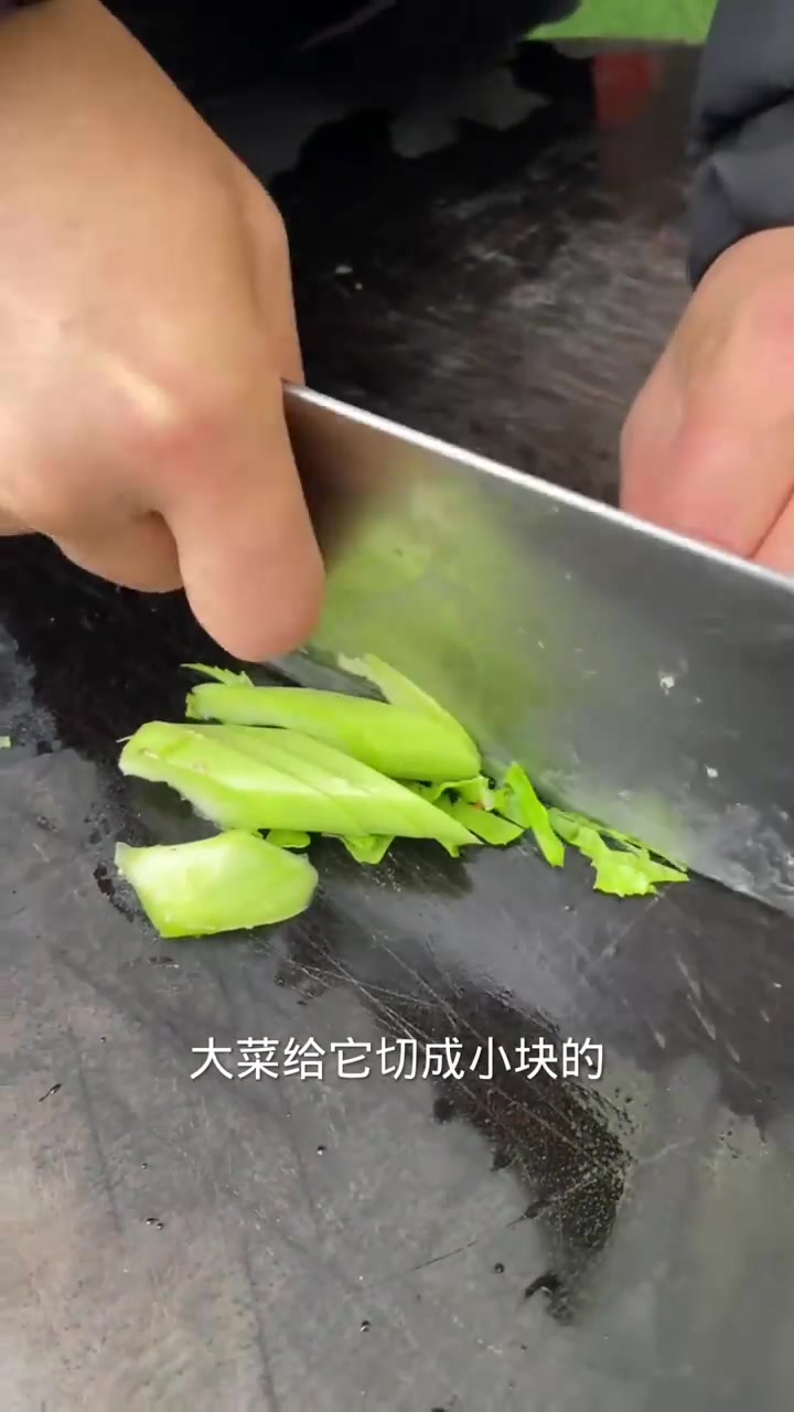 腊肉的香味与大菜梗的口感相得益彰，让你的嘴巴享受一场美食盛宴！