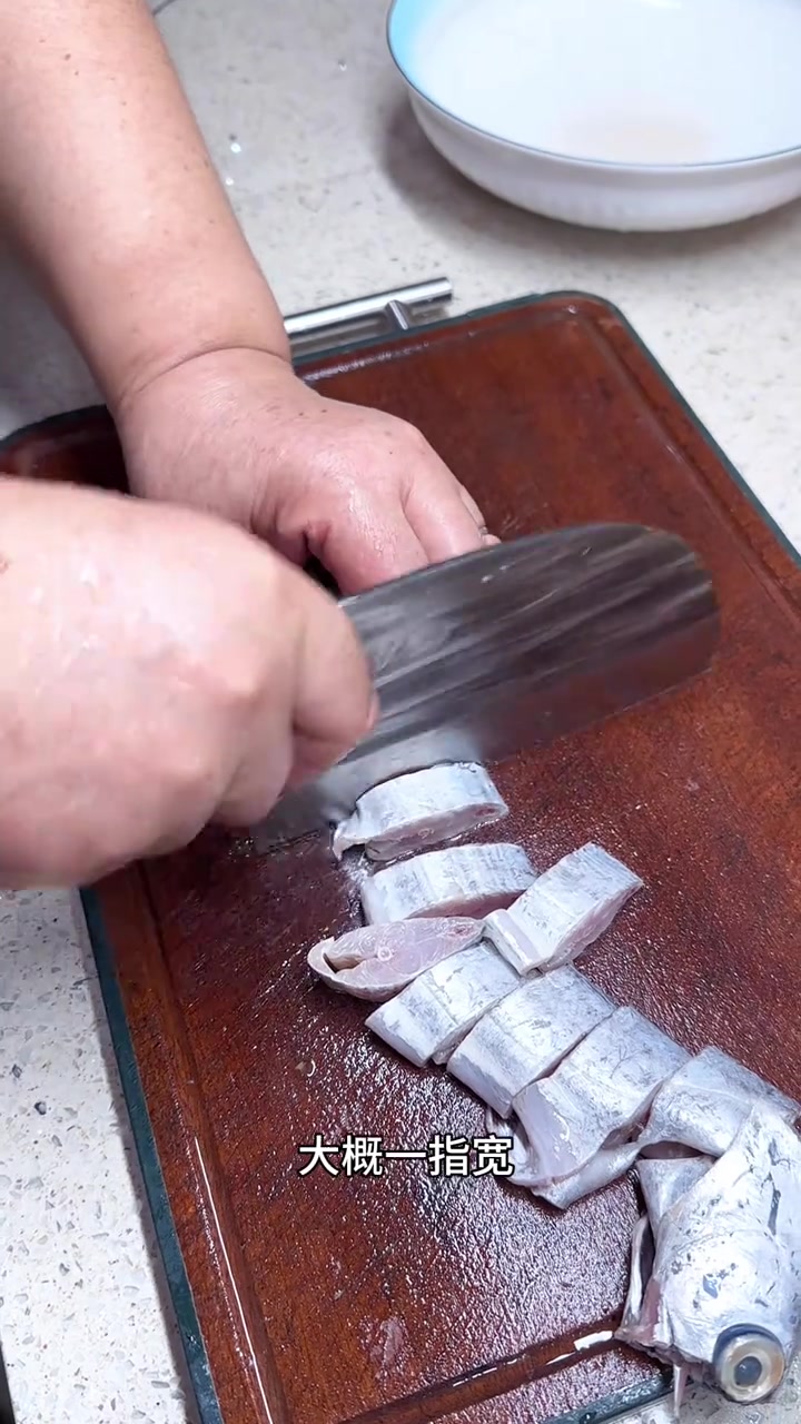 今天给儿媳妇做一道白菜带鱼羹，酸鲜美味，很有舟山特色，喜欢吃带鱼的可以试一下