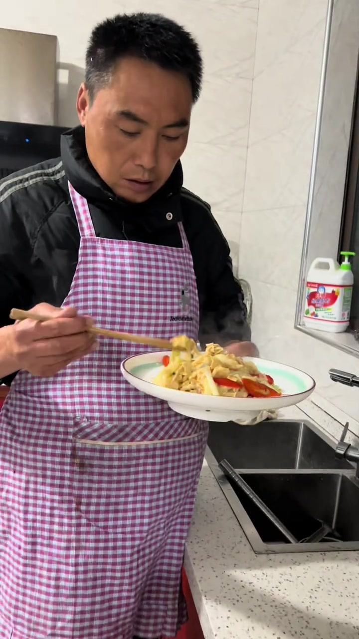 蛋白肉炒大白菜是我们老家一道传统的家常做法