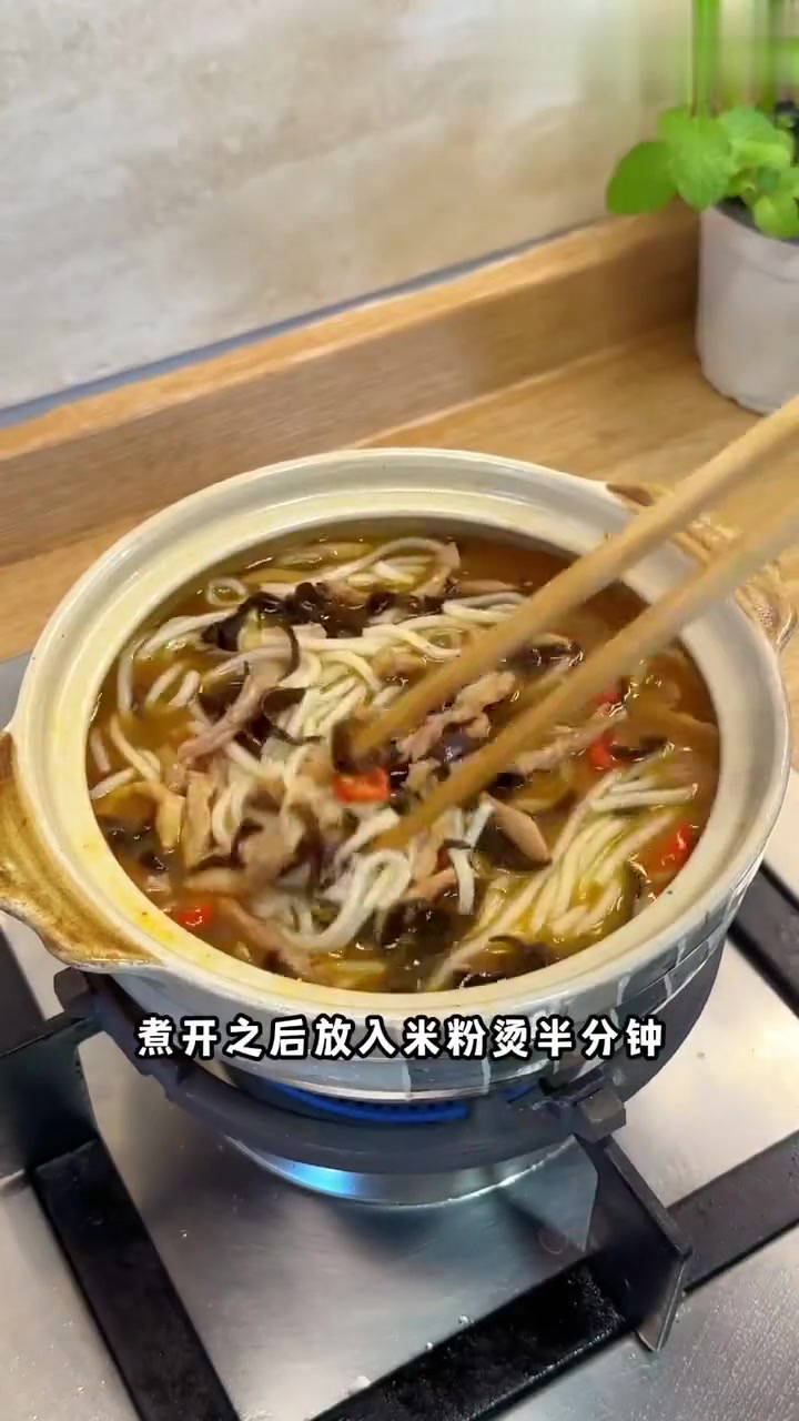 今晚吃什么？木耳肉丝米粉香辣过瘾太好吃了～
