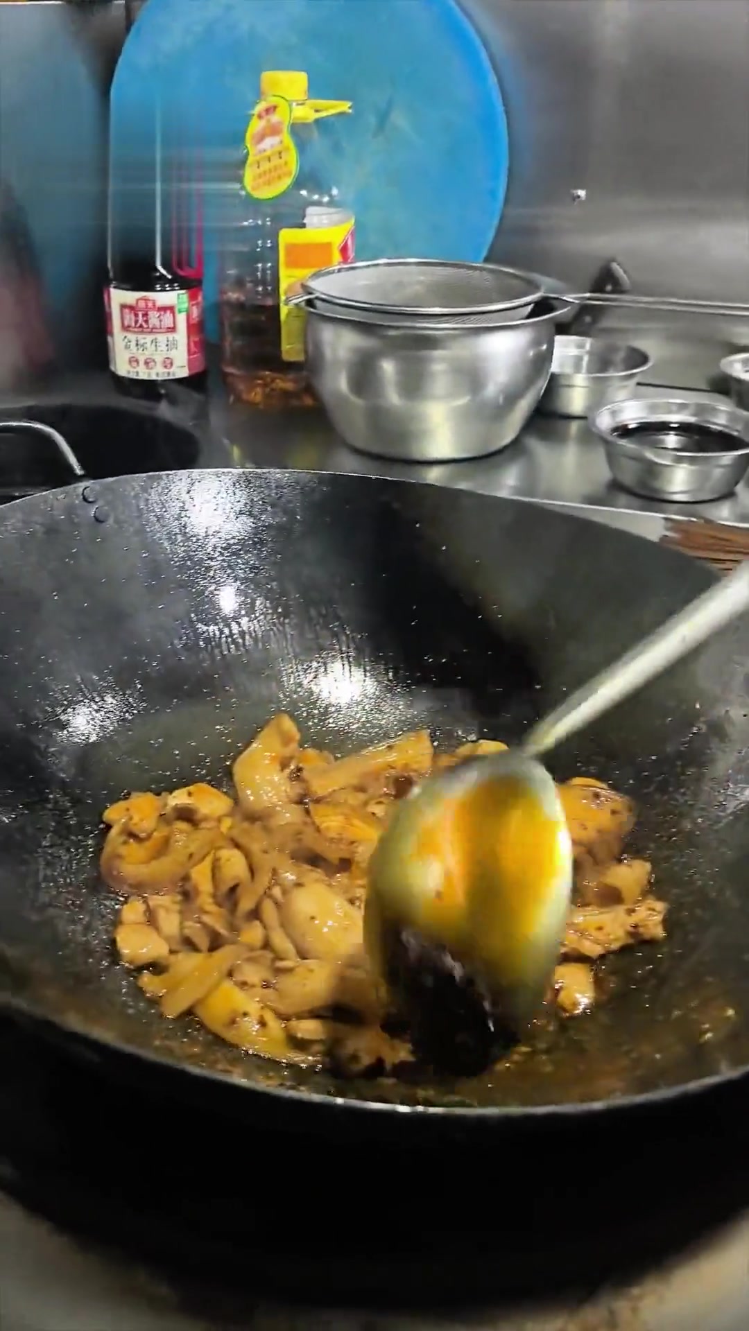 钓鱼台国宾馆副总厨侯仲华现场制作国宴回锅肉