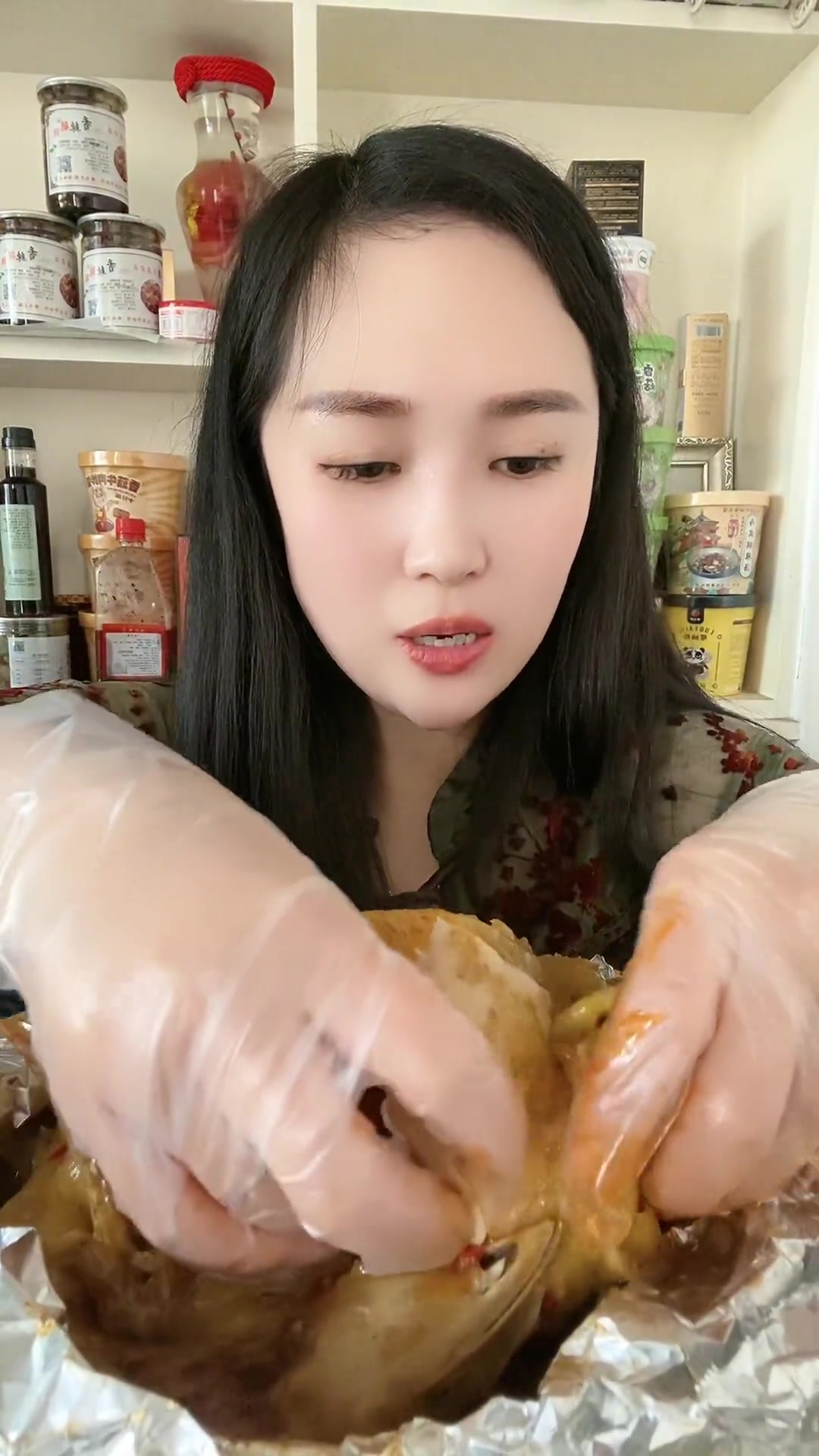 鸡来了叔叔阿姨给妈剪球球鸡腿脱骨吃八卦