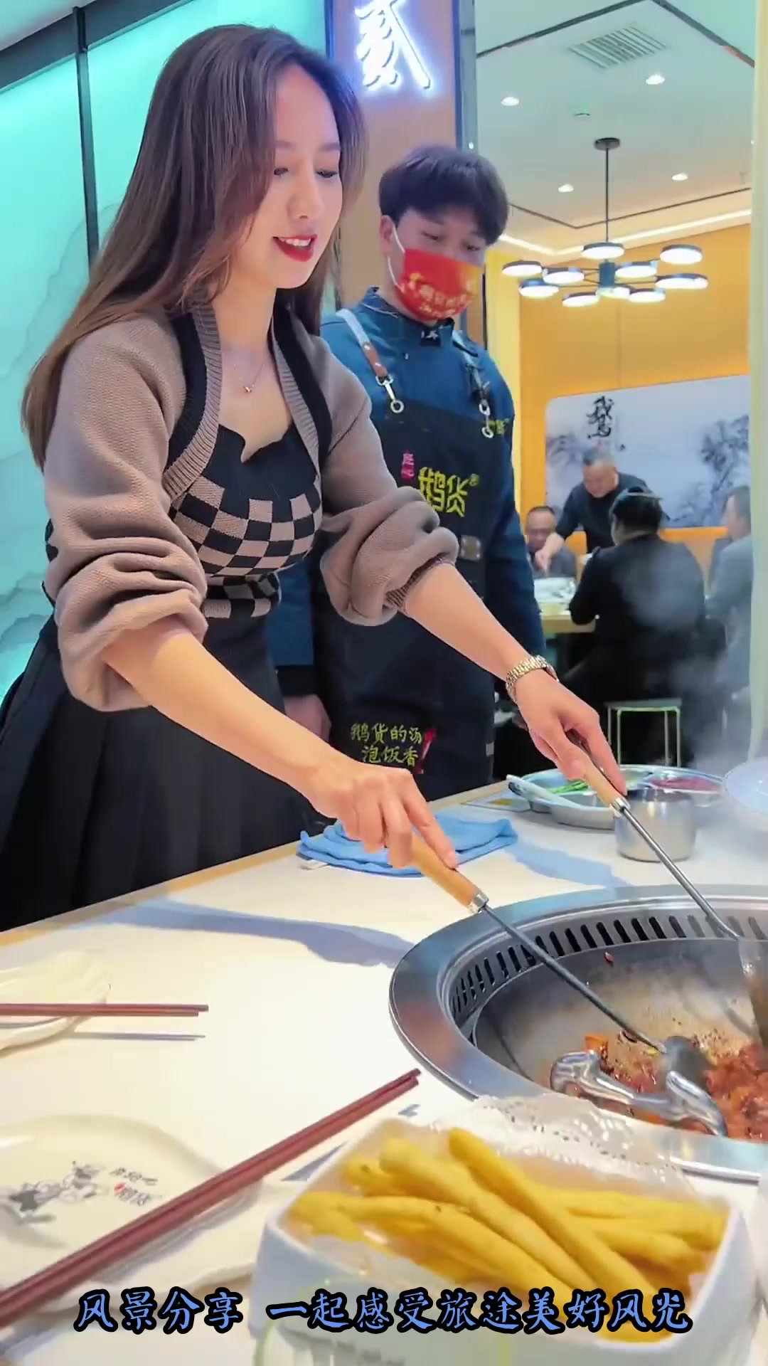 夏季旅游,给小姐姐拍完视频,请我吃火焰鹅,店在下关 鹅是安徽