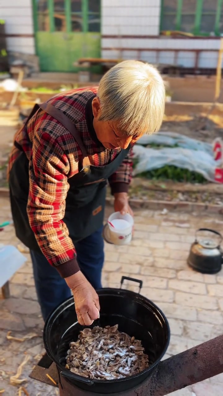 老家的焖红咸菜真好吃，老妈用芥菜干焖的红咸菜真好吃，给肉都不换