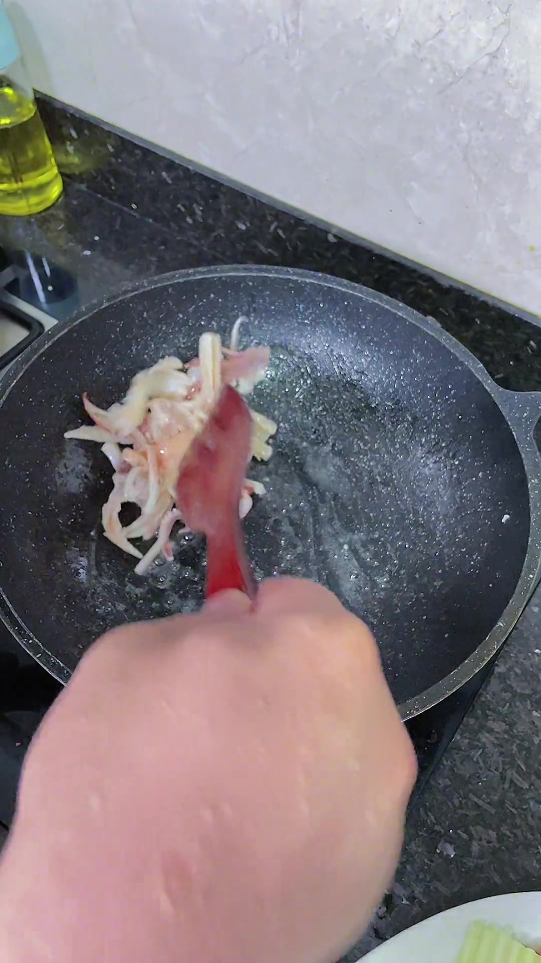 芥兰骨炒干鱿鱼，干鱿鱼鲜甜，芥兰骨爽脆！