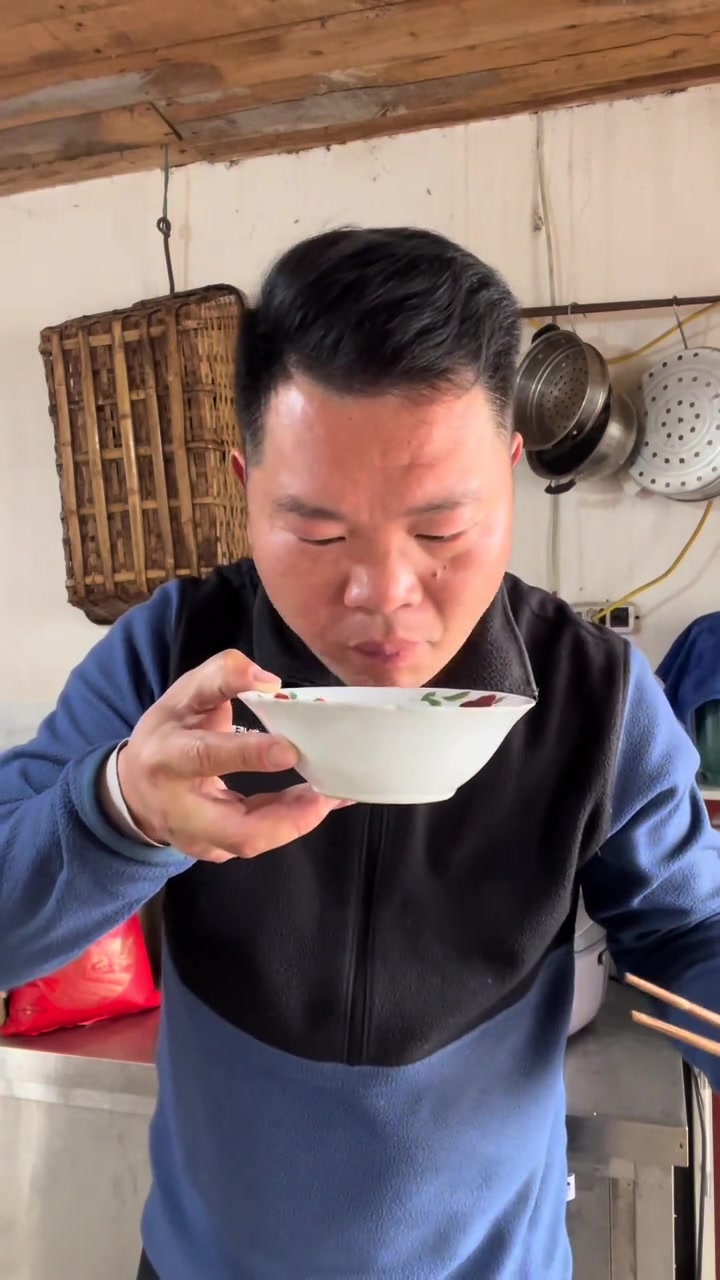 春天里的第一道清爽甜汤，你喝了吗？地米菜煮鸡蛋，汤翠绿，味清爽，蛋更香，叮嘣到味！