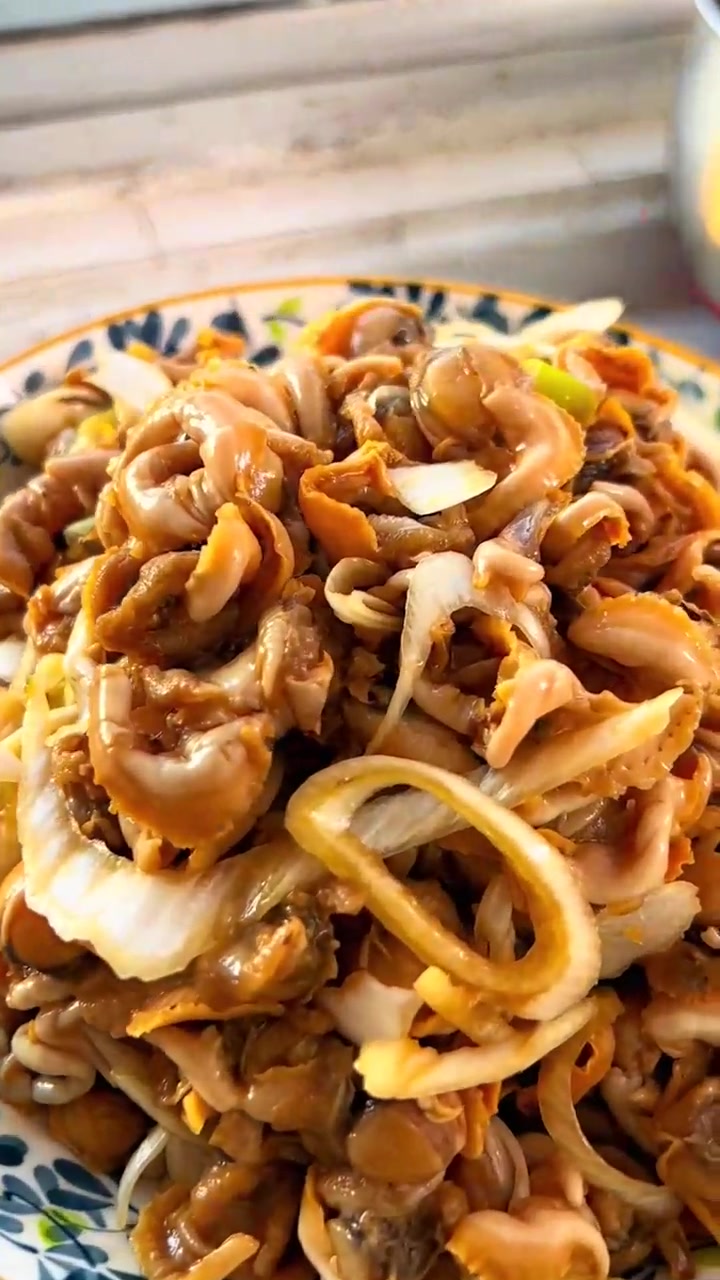 老隋头钓了几根鱼，让我姐一家来吃，我姐夫熬鱼，我做鱼罐头，温拌赤贝边……老隋头和我姐打下手