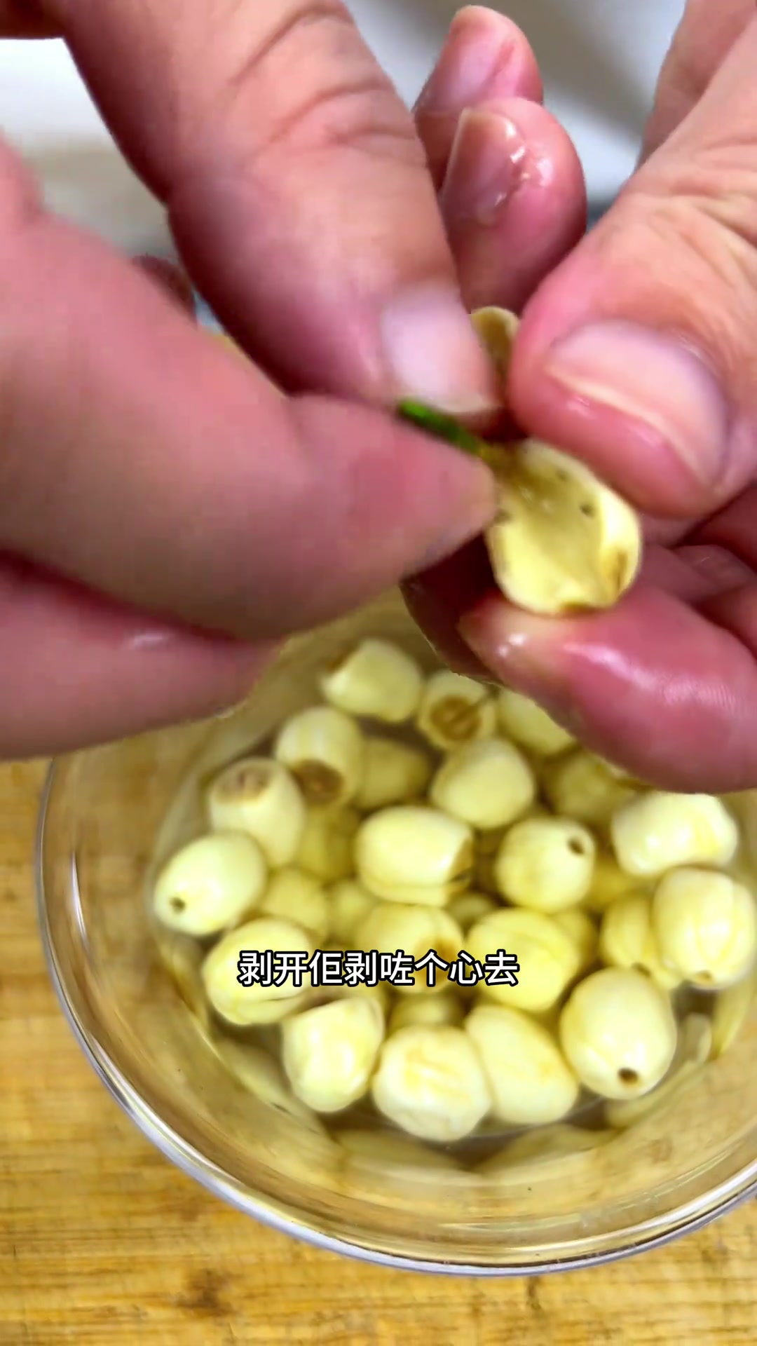 当季靓汤莲子百合排骨汤，清润又好喝！