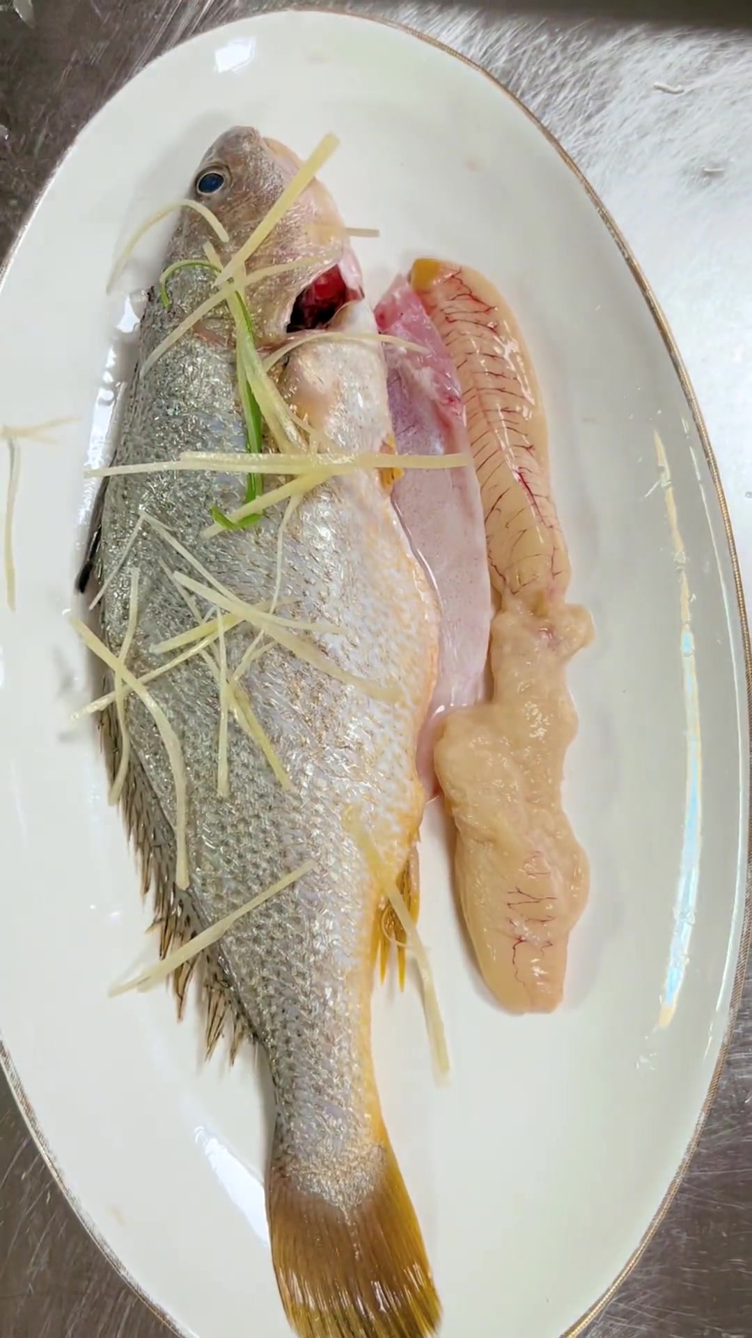 春籽鱼又称黄姑鱼，与黄花鱼只一字之差。清蒸春籽鱼，做法简便，但却很好的保存了春籽鱼的营养和