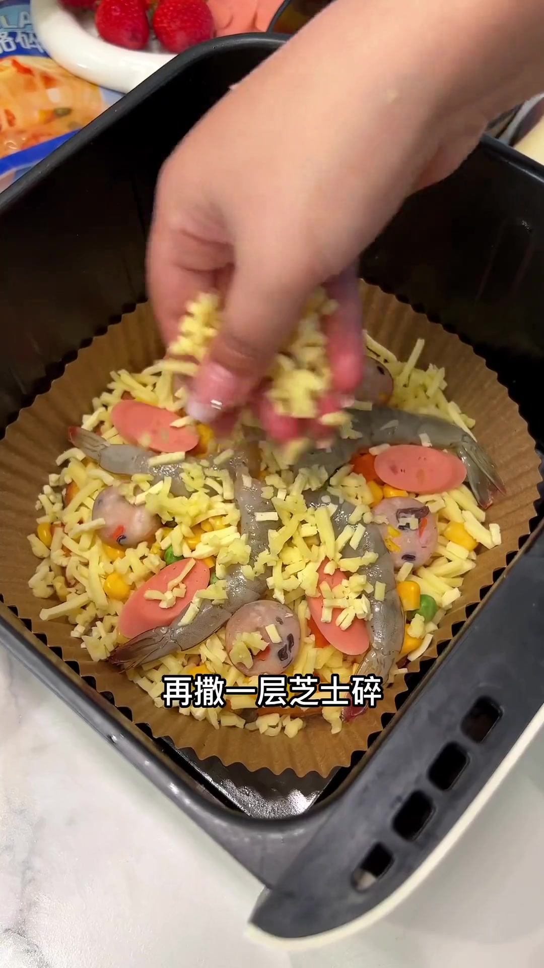 今天用吐司做了一个至尊大披萨，太成功了，馅料丰富而且拉丝效果也特别好