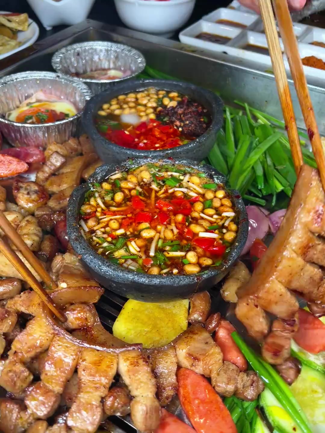 贵阳宵夜烧烤，裹蘸水吃，折耳根味绝了