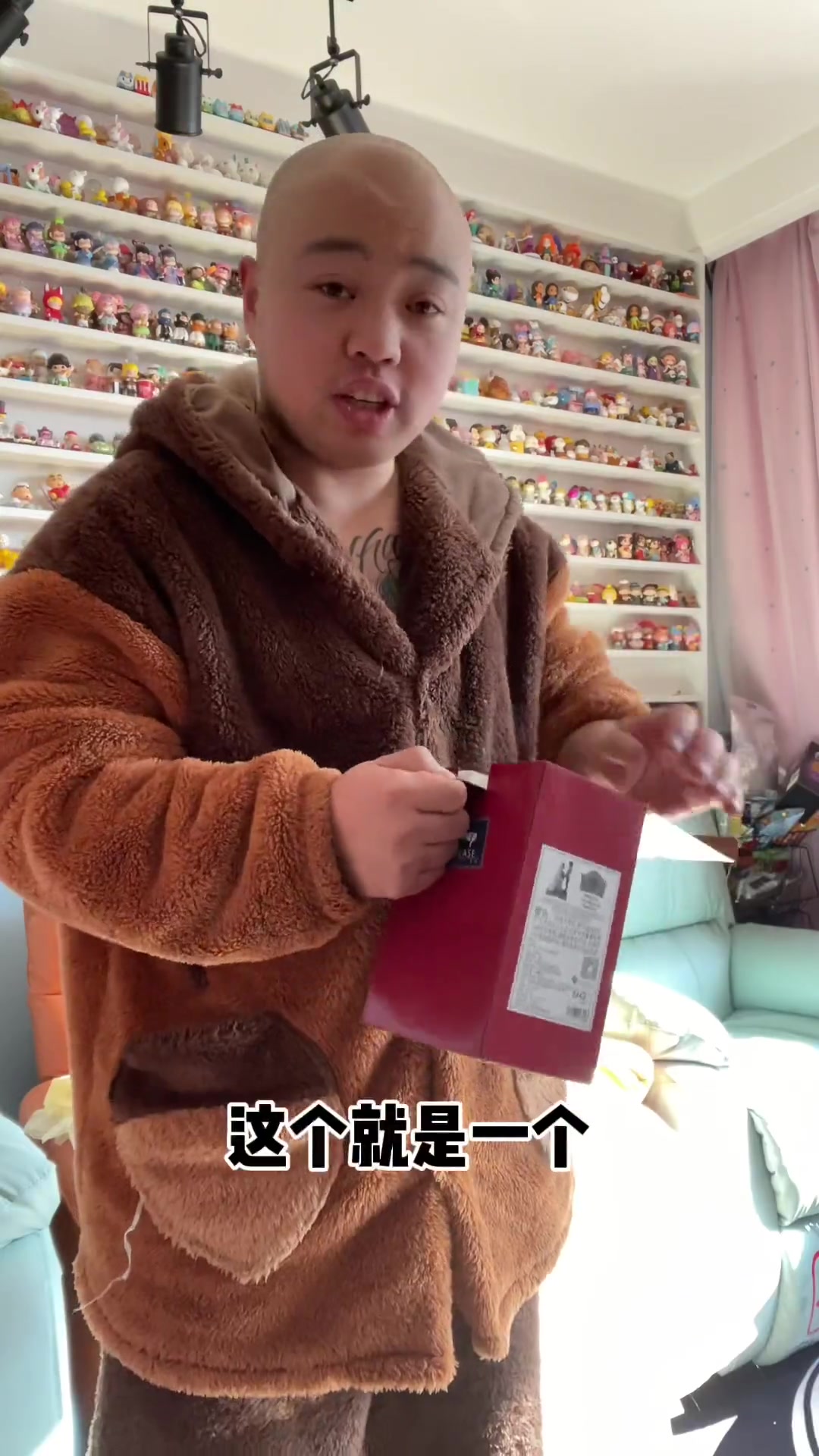 我宝贝的26岁生日给她做一个她最喜欢吃的草莓蛋糕送她最喜欢的小裙子和城堡永远都是我的公主最