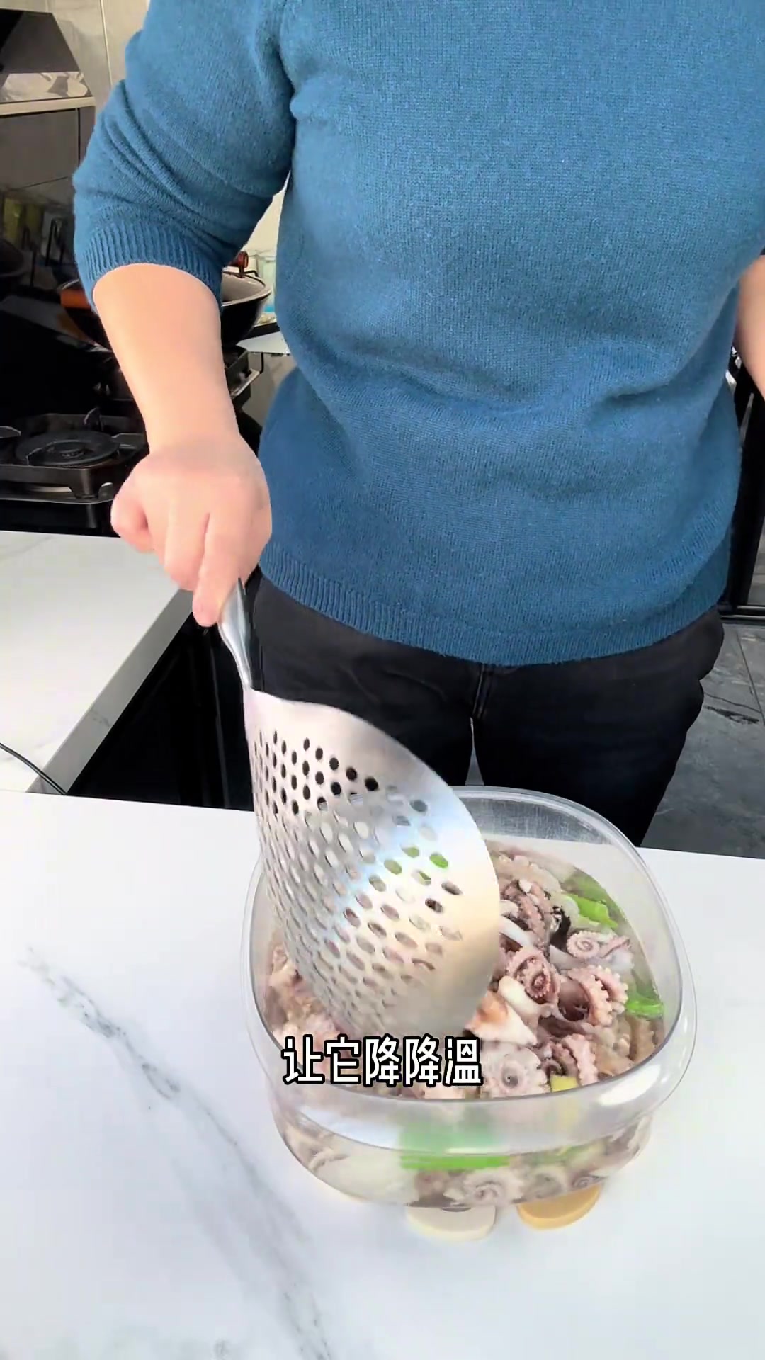 炸八爪鱼冻的鱿鱼须也可以这么做，成本能低点~