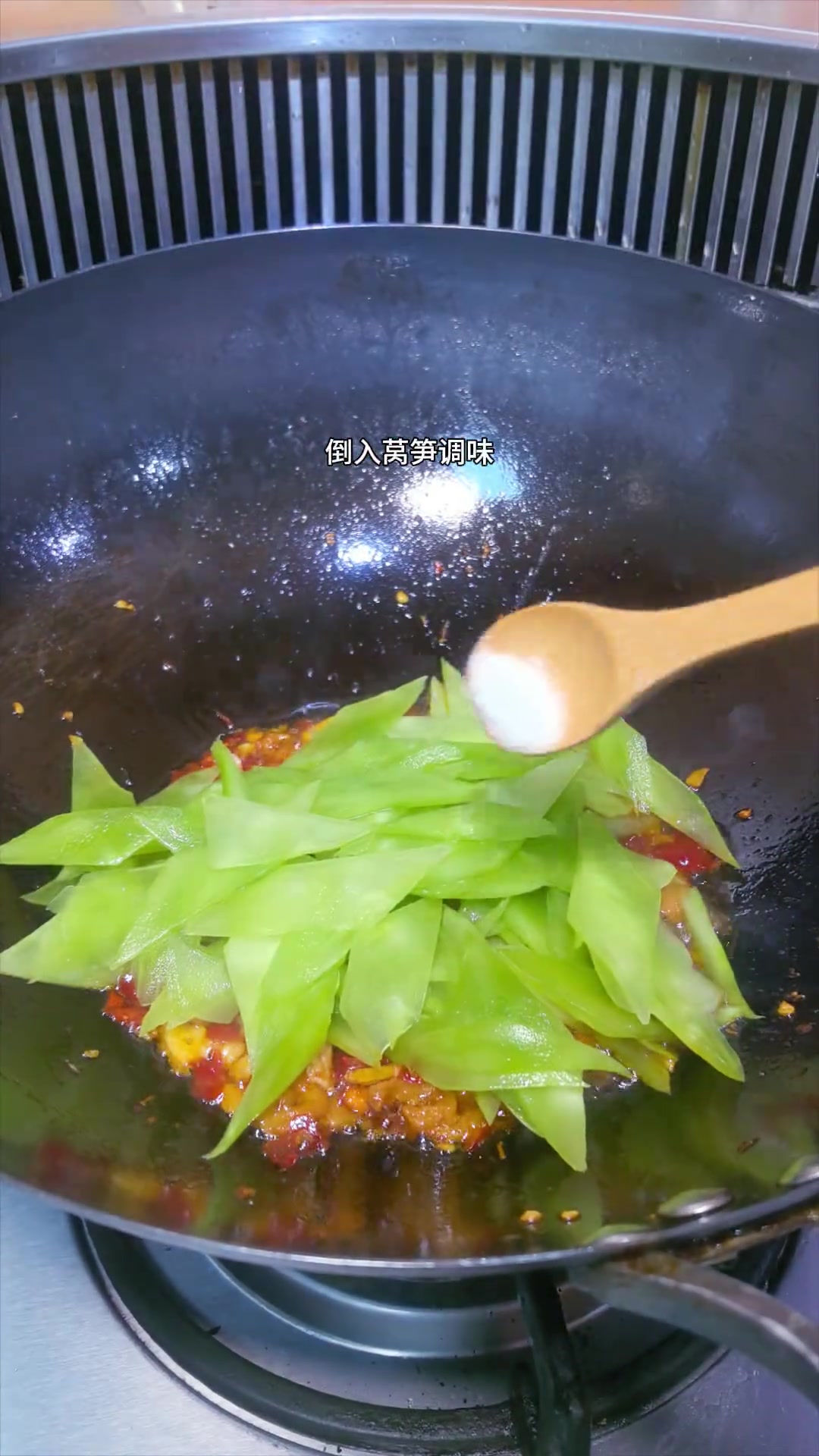 今天做的是糟辣椒炒莴笋，酸辣开胃又脆爽好下饭好好吃呀！