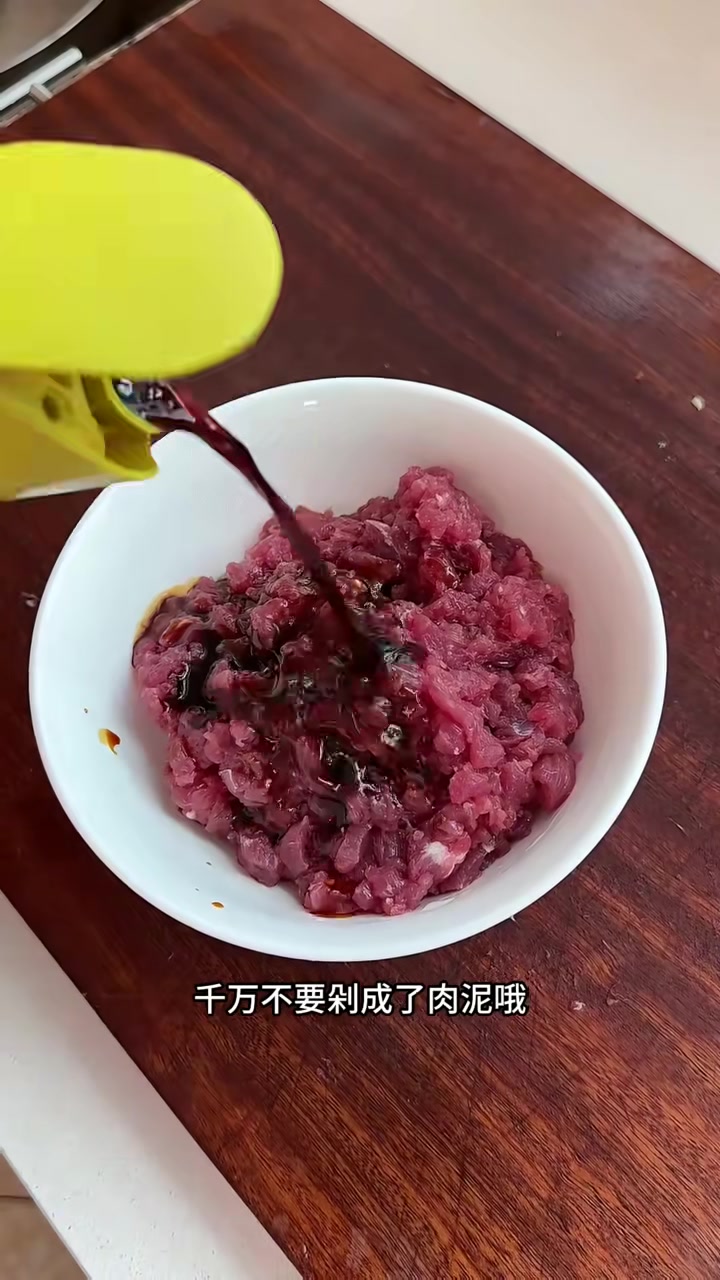 我认为这是牛肉最简单又好吃的家常做法，鲜嫩的牛肉结合新鲜青红辣椒的香味，鲜辣入味，越吃越开