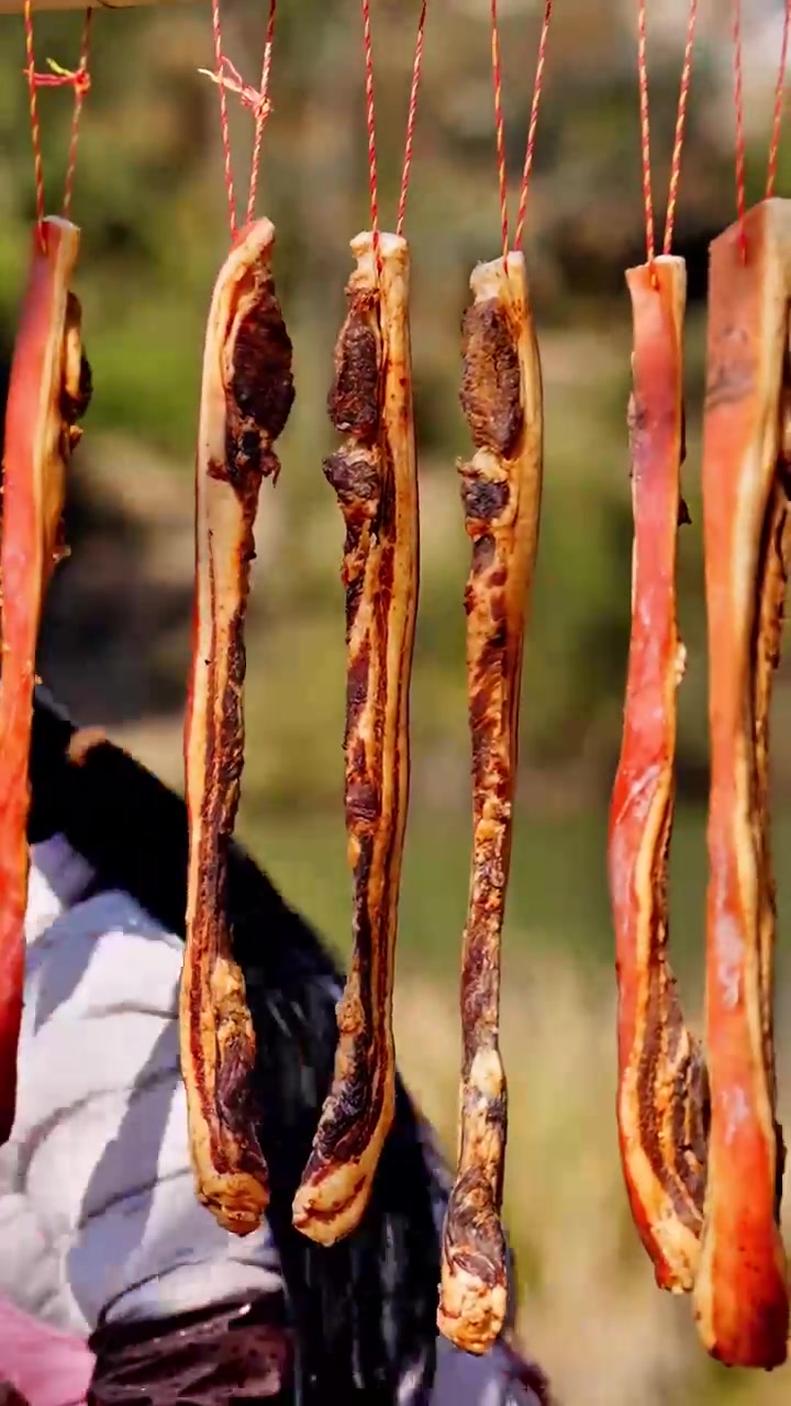 赣南的风吹日晒的酱香腊肉，口感香醇，口味浓重，是非常具有地方特色的美食，搭配黄元米果吃着可