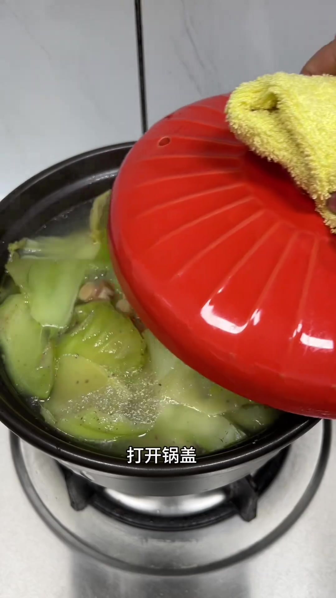 潮汕家常菜猪筒骨大菜汤，大菜又软又甘，汤鲜味美