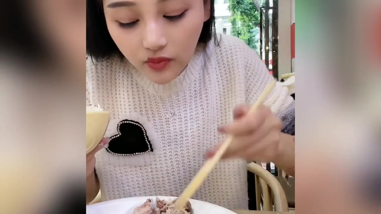 东北饭馆解嘴馋点了一大桌凉拌菜白切鸡叉烧肉陪米饭太香了