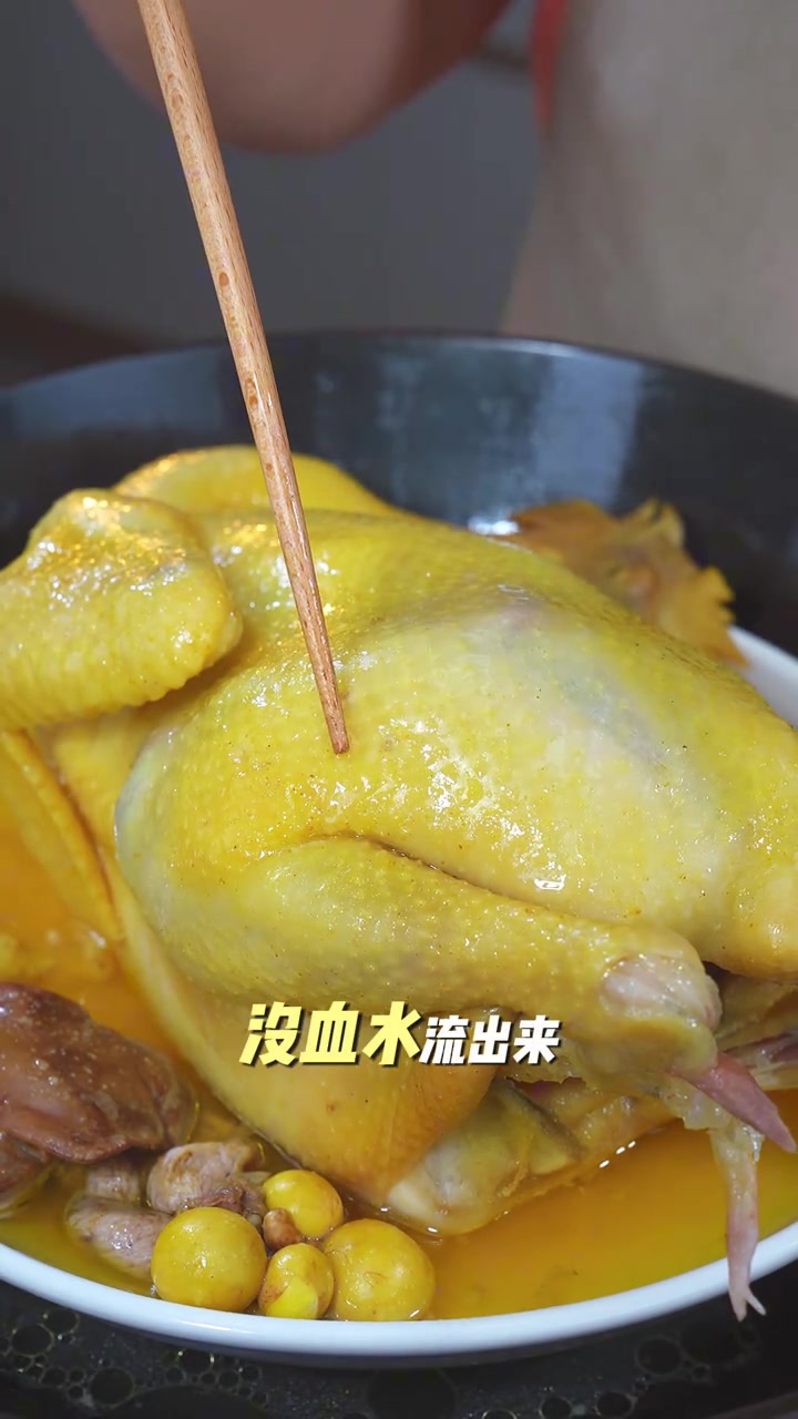 以后想吃盐焗手撕鸡，你就像我这样做，咸香嫩滑，小朋友也特别喜欢吃，配上米饭还可以多吃两碗呢