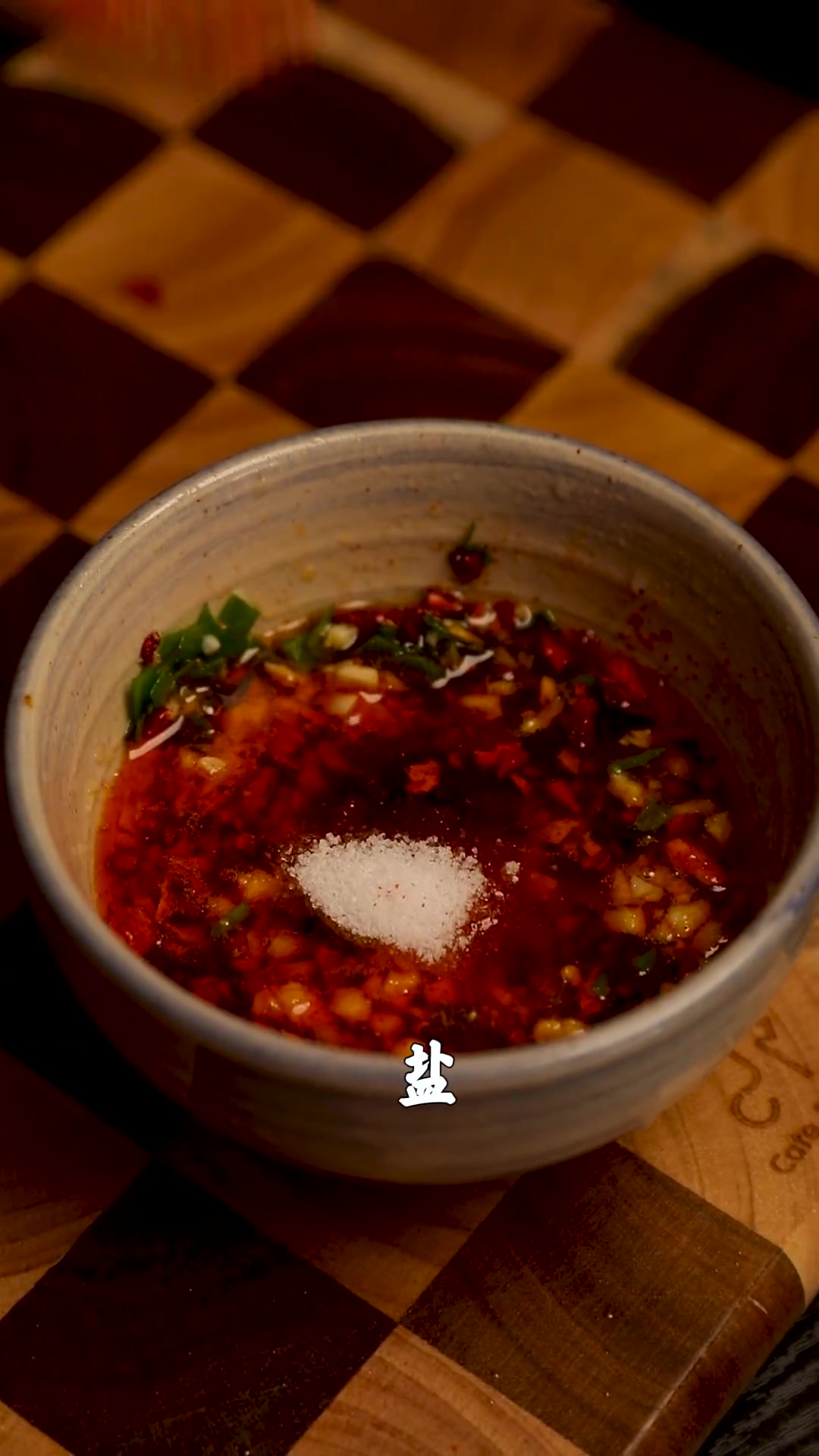 这个季节的笔管鱼母的带籽，公的带膏！搭配这道海鲜蘸料，又鲜又香！