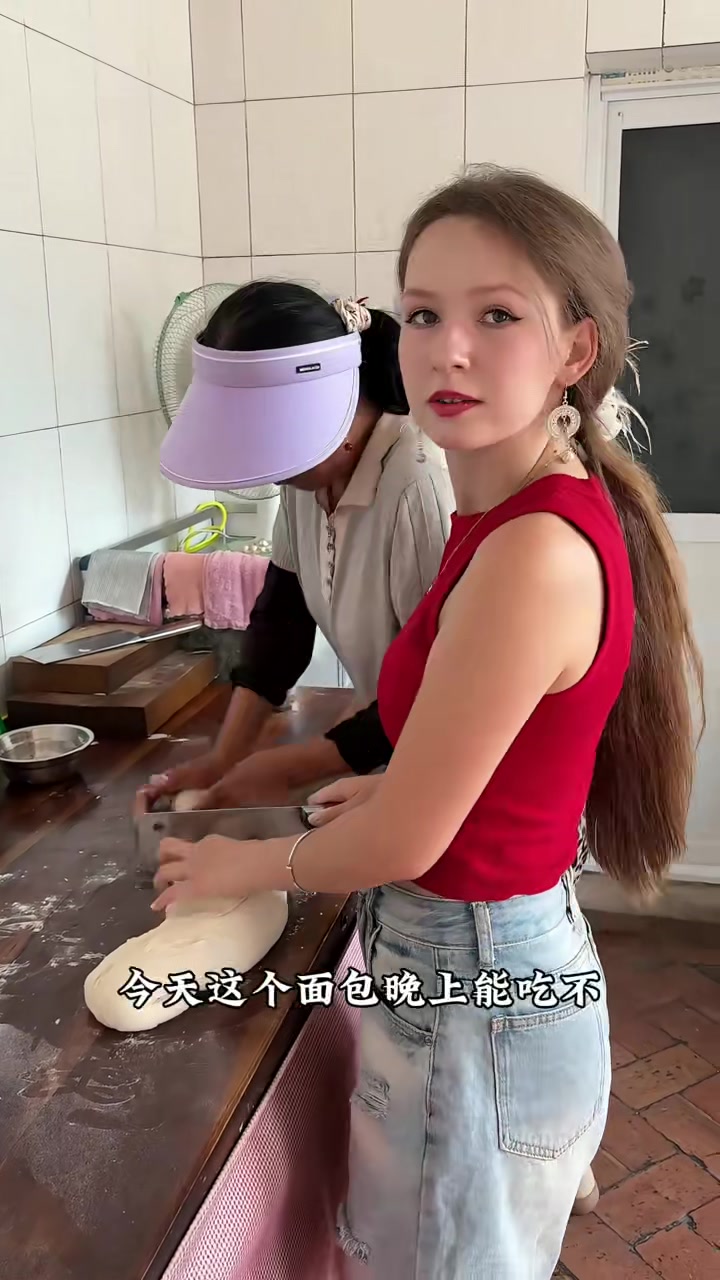 俄罗斯媳妇和妈妈做的大列巴出炉啦，昨天的面包窑很成功