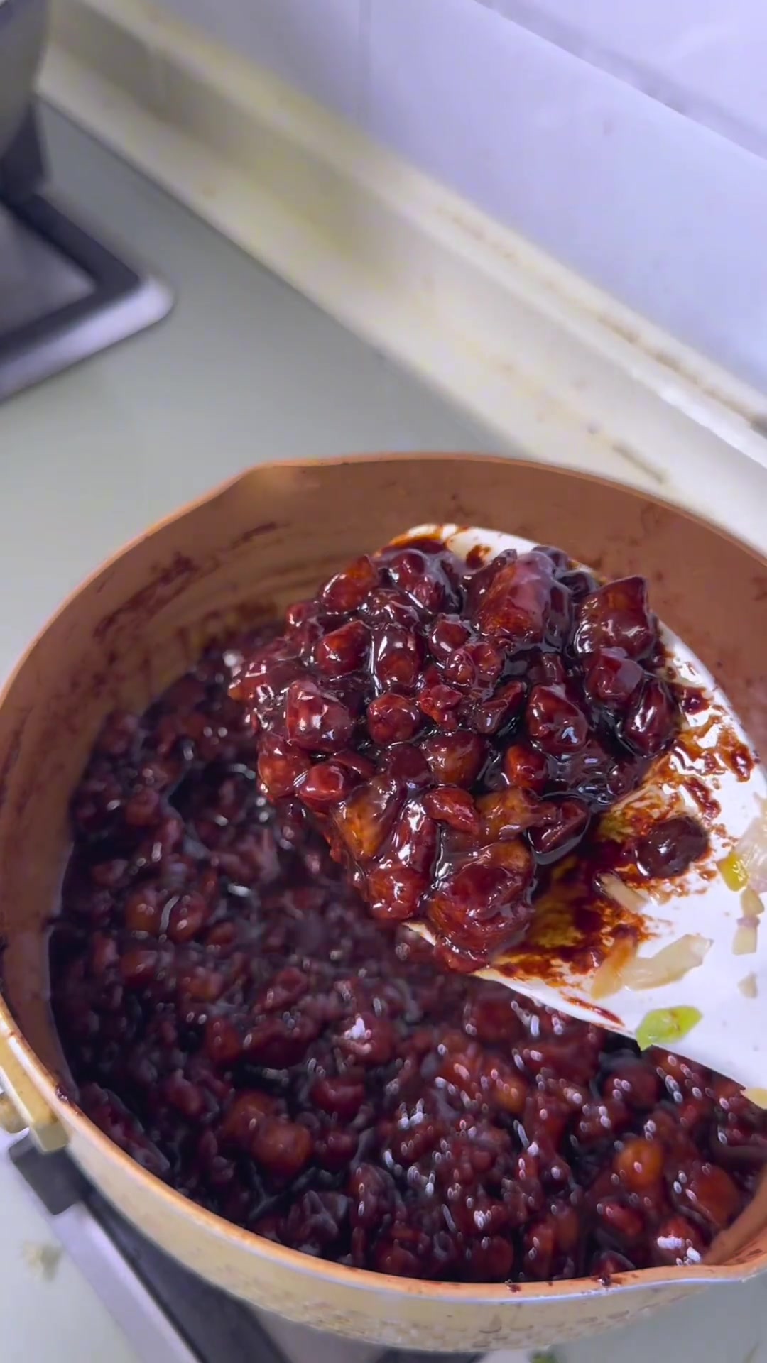 比油泼面更好吃的炸酱面，还有上次做的牛肉辣条，很多姐妹想吃学不会的，今天教大家一个不用自己