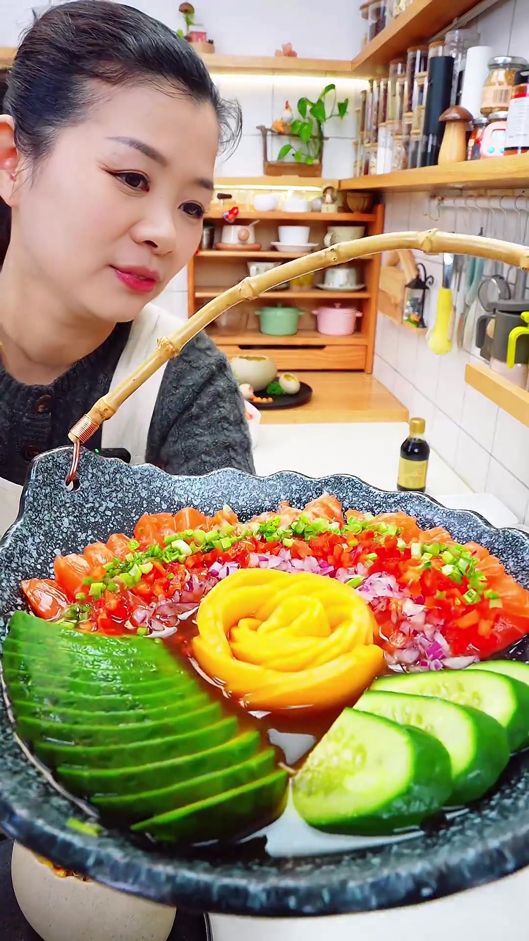 捞汁三文鱼鲜嫩爽滑，开胃好吃