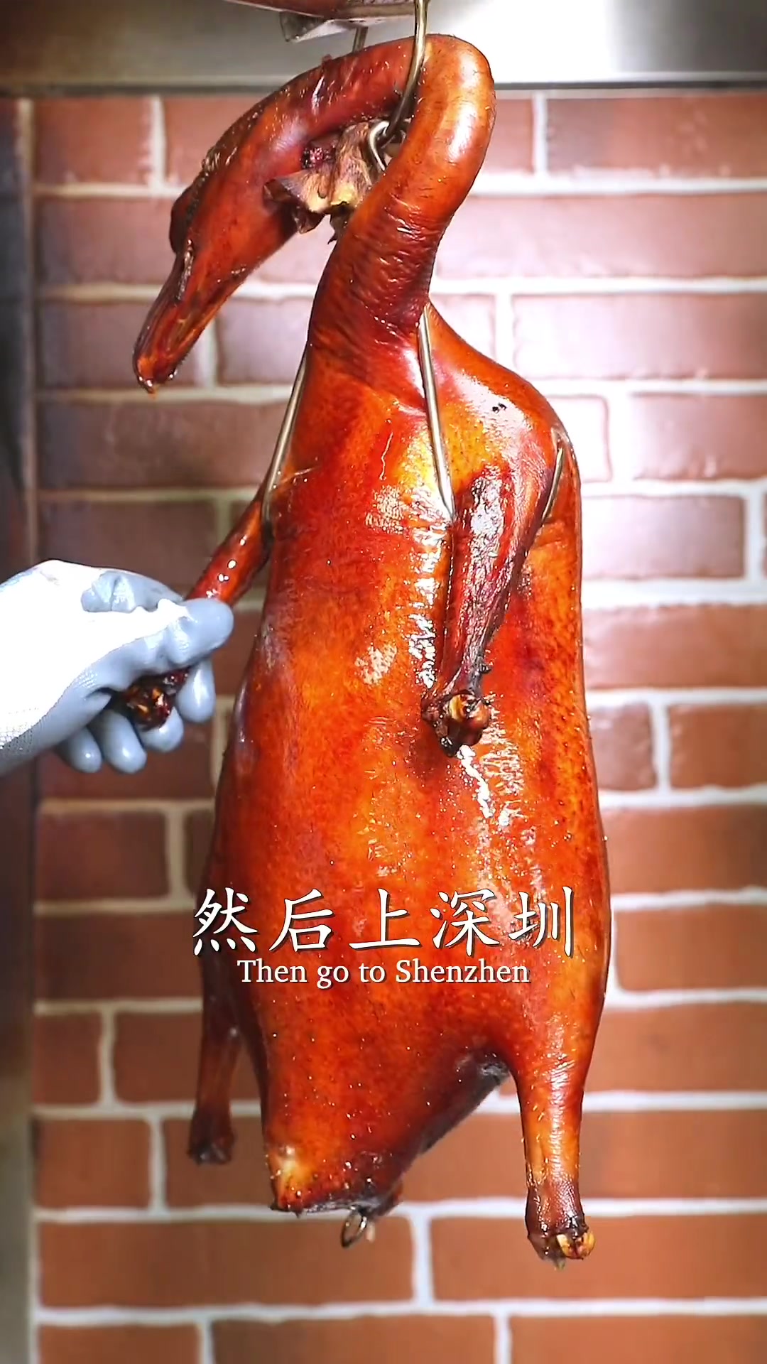 广东人餐桌必不可少的烧鹅，制作手法毫无保留，鲜嫩多汁！看完口水都流一地～