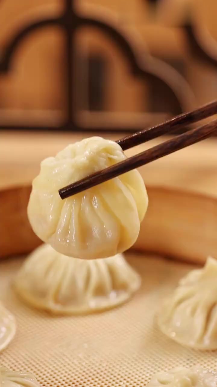 三揉三醒,灌汤包学会养面,面皮才能筋道不破皮,兜得住汤汁,留得住鲜美!