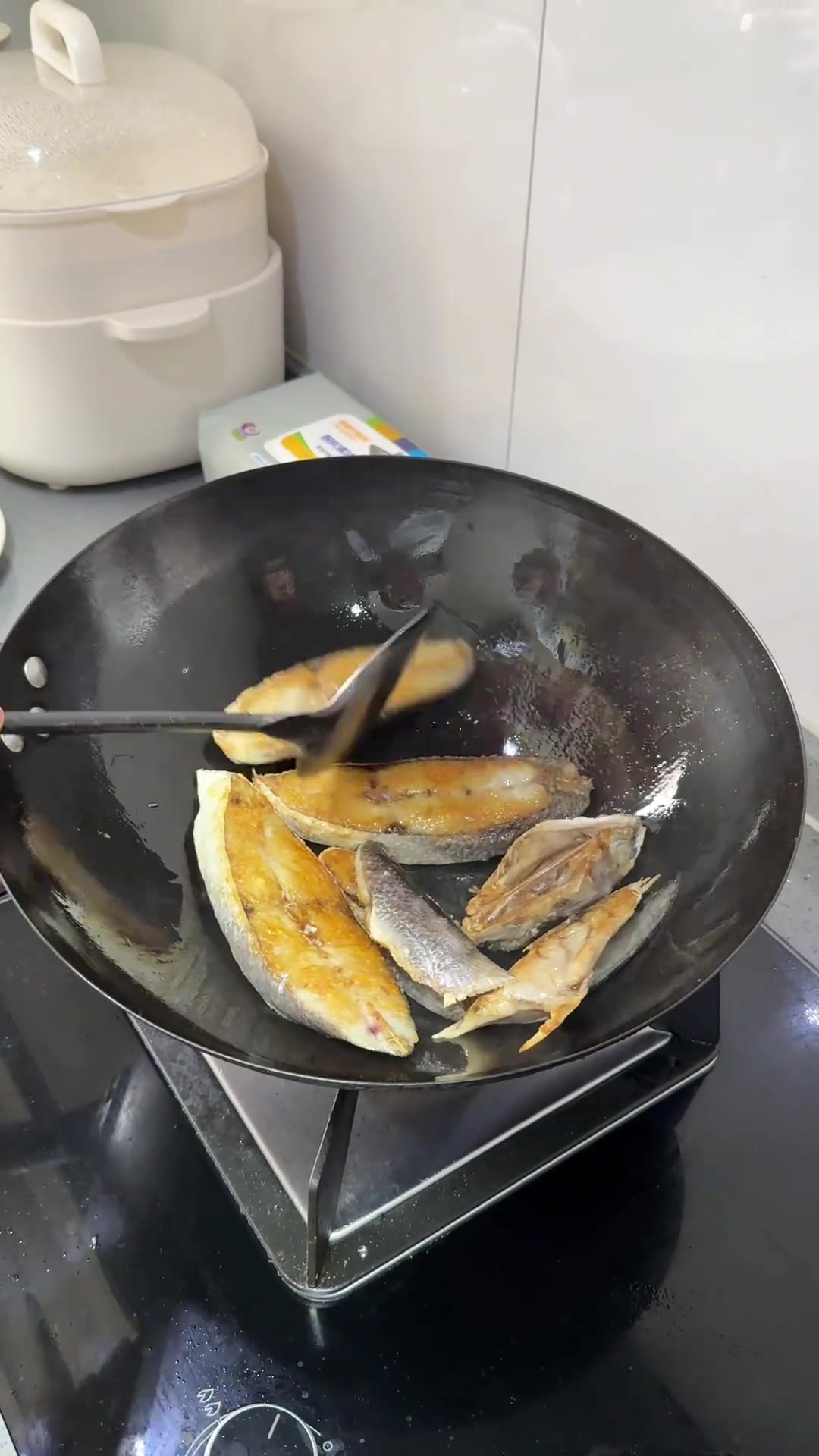 天气热了就好这一口，半煎煮马友鱼配稀饭绝了！