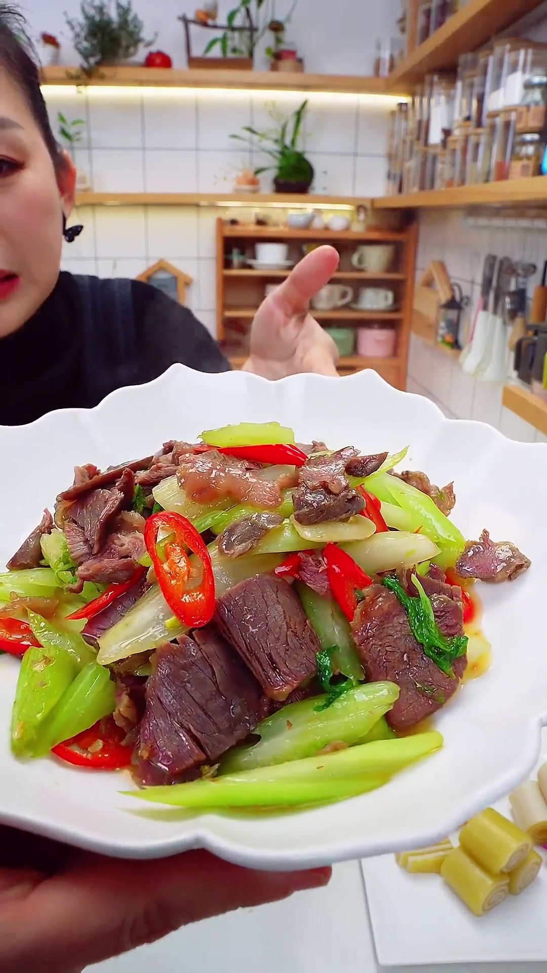 香辣入味的牛腱炒芹菜,超下饭