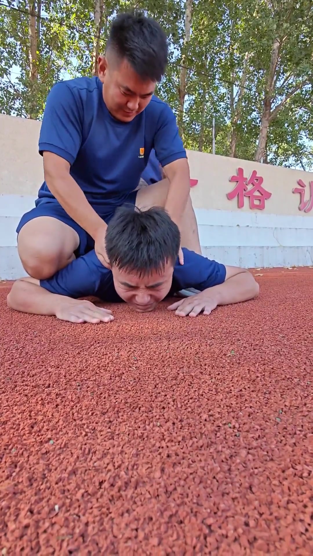 对身材的满意值直线飙升,但拉伸时的形象管理?不存在的!就像消防员们,发力时帅到炸,一拉伸秒