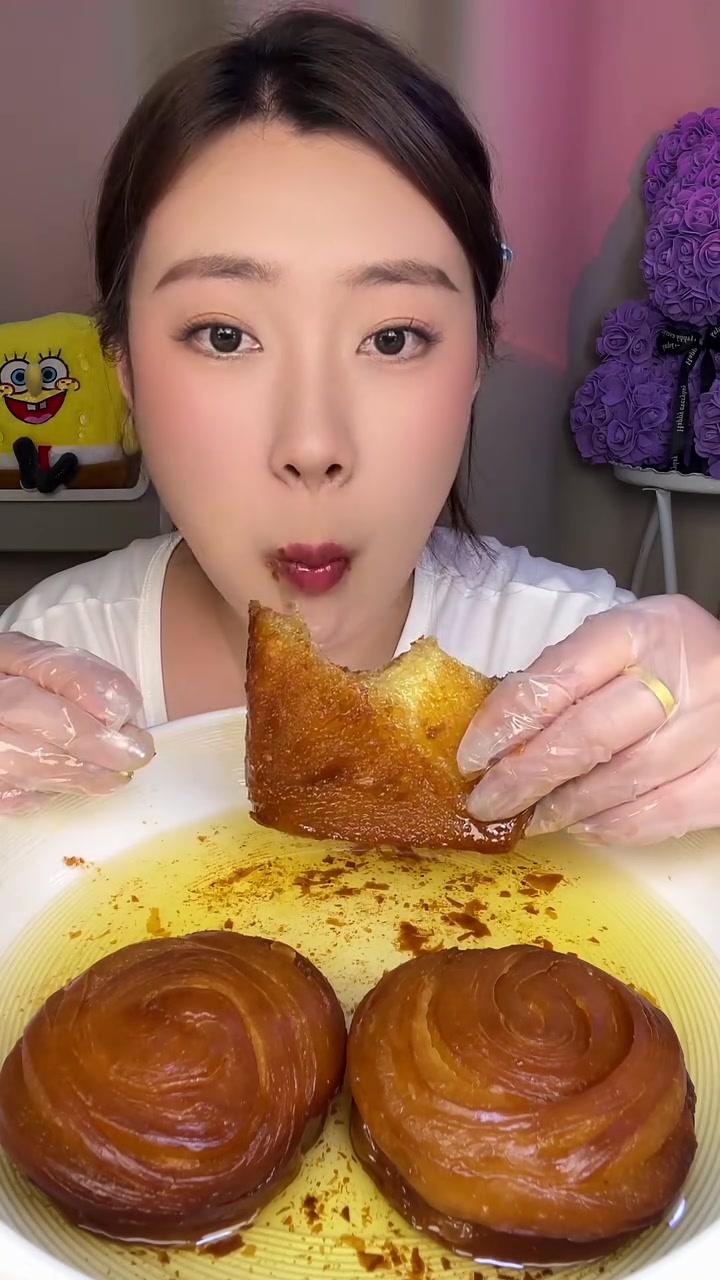 来吃油炸面包啦